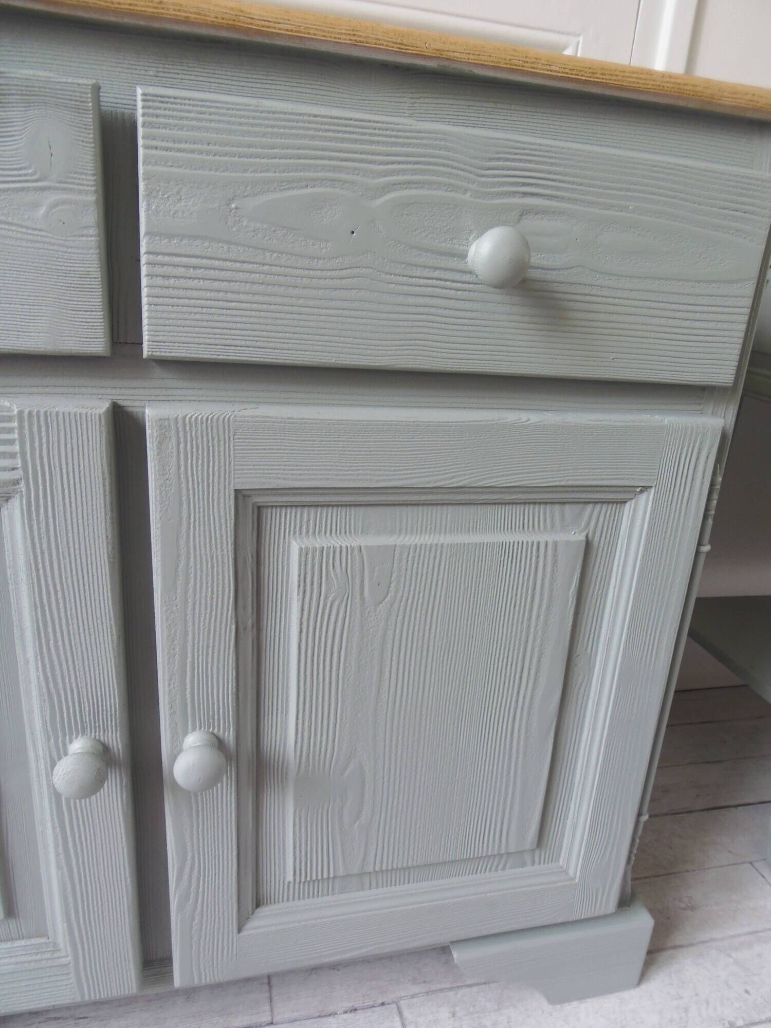 Buffet compacte avec 2 tiroirs, 2 portes,  réenchanté en vert de gris.
