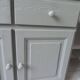 Buffet compacte avec 2 tiroirs, 2 portes,  réenchanté en vert de gris.