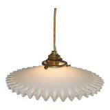 Suspension Vintage Art Déco Français en verre opalin blanc bordé de franges 5408