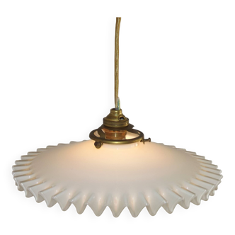 Suspension Vintage Art Déco Français en verre opalin blanc bordé de franges 5408