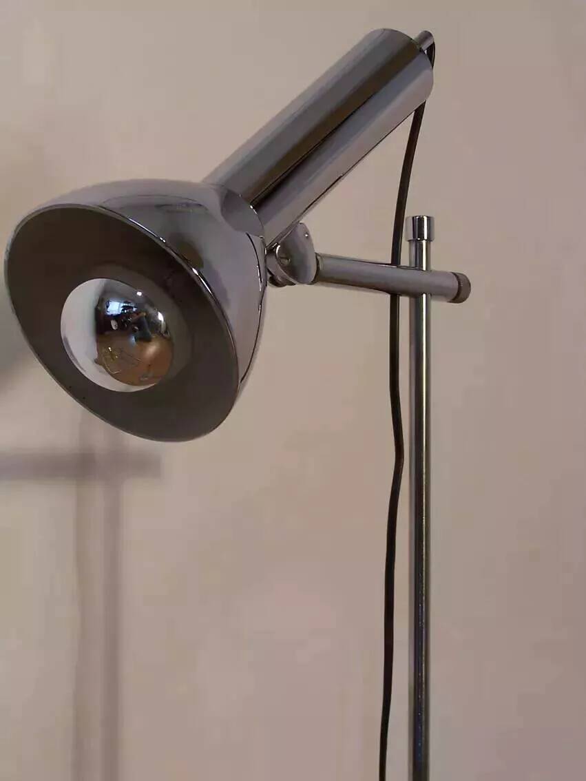 Articulated lamp in chrome metal