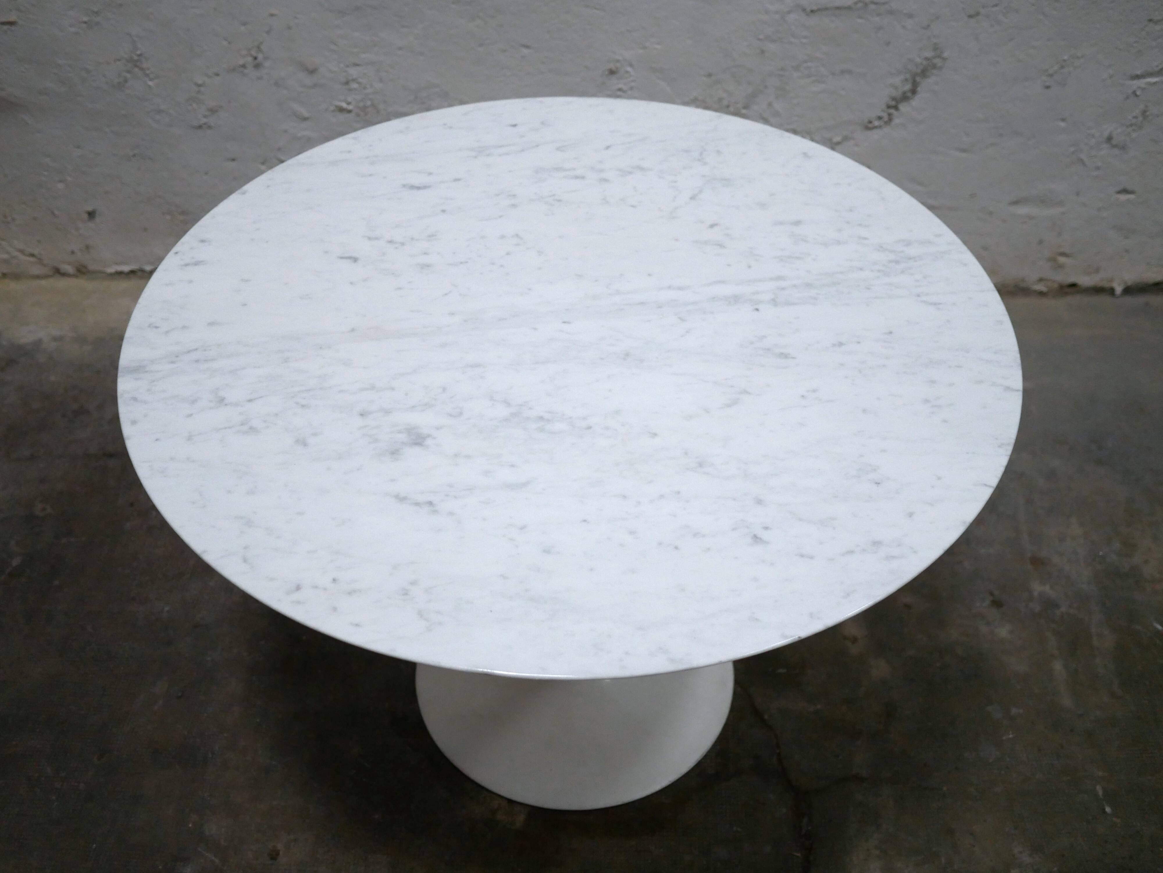 Round tulip table in marble by E. Saarinen for Knoll International