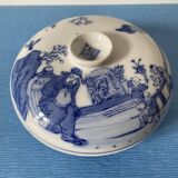 Imari style Chinese porcelain lidded biscuit server