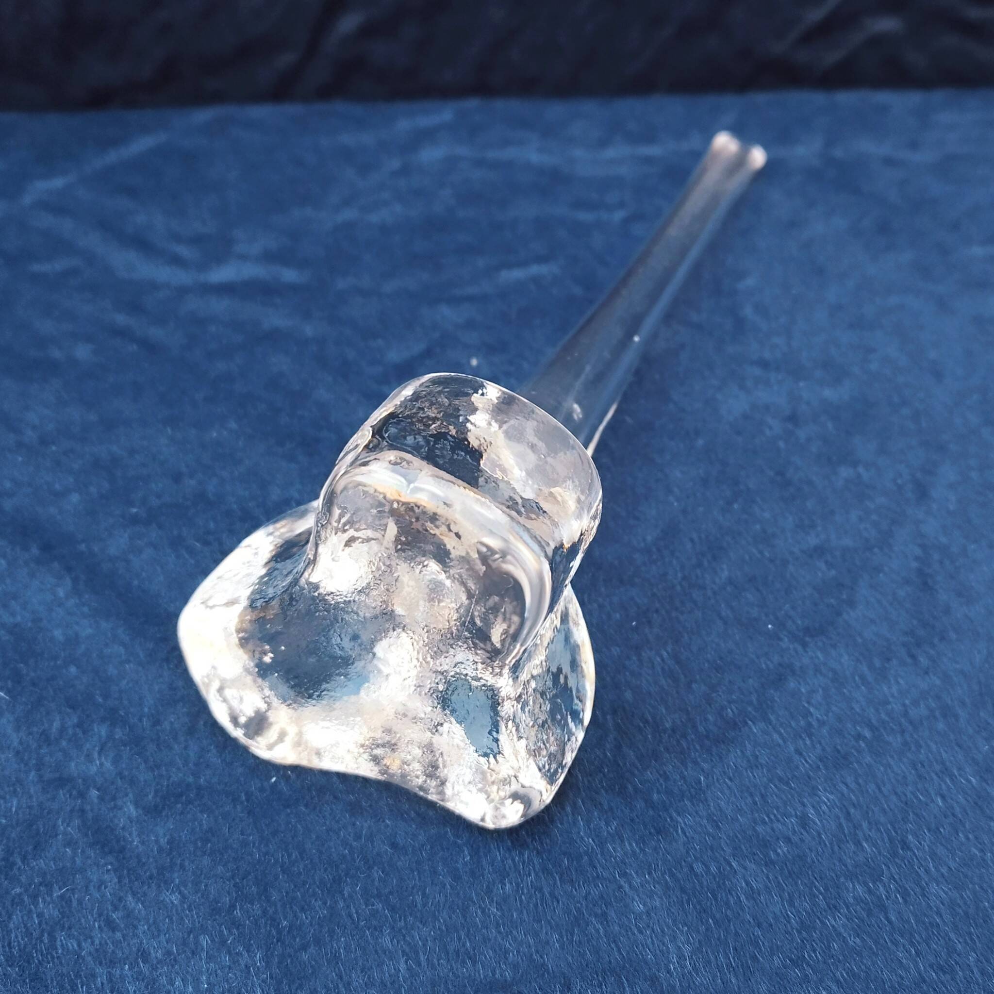 Glass single-flower vase with thick base design