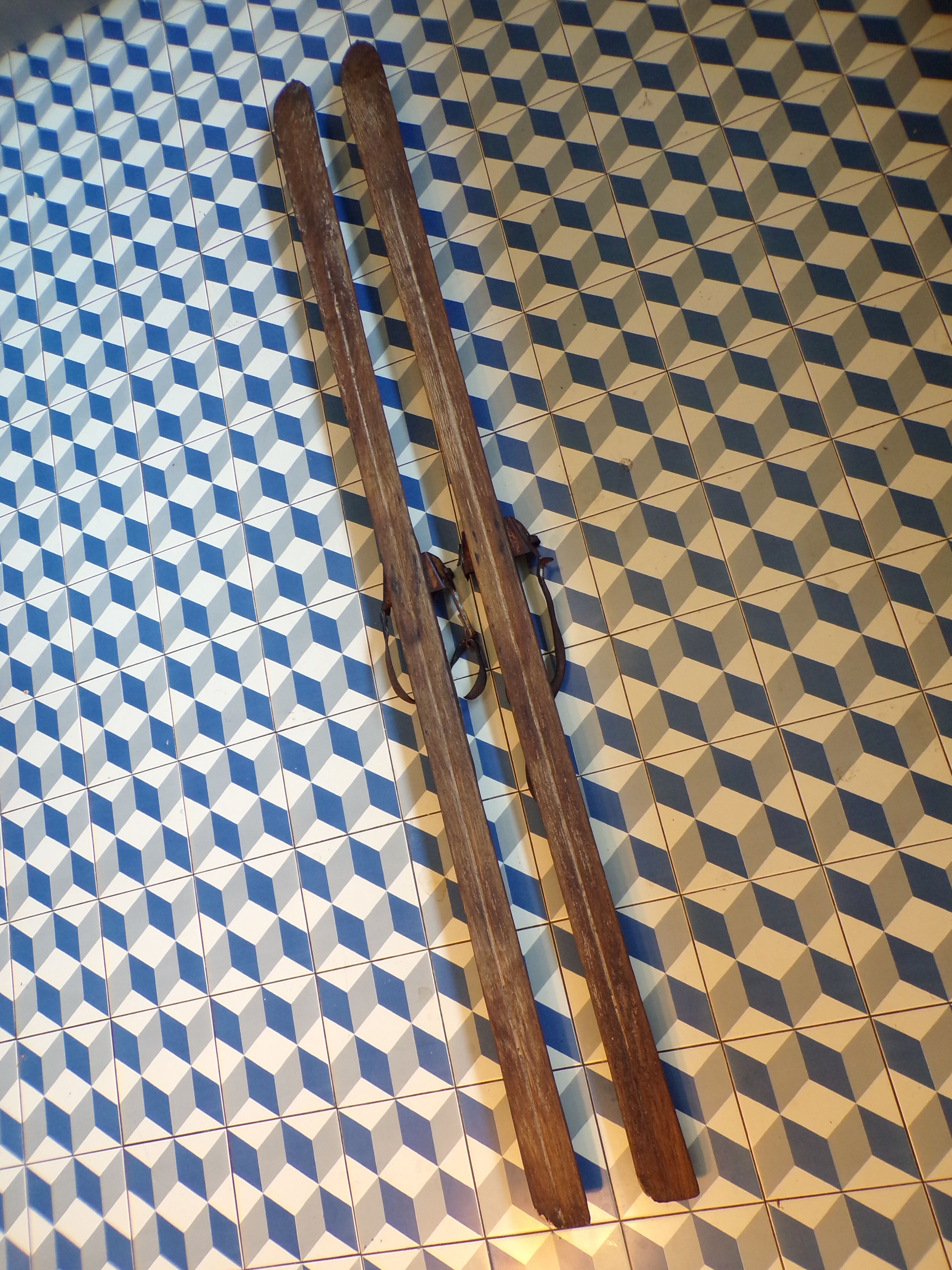 Paire de skis anciens en bois 208cm