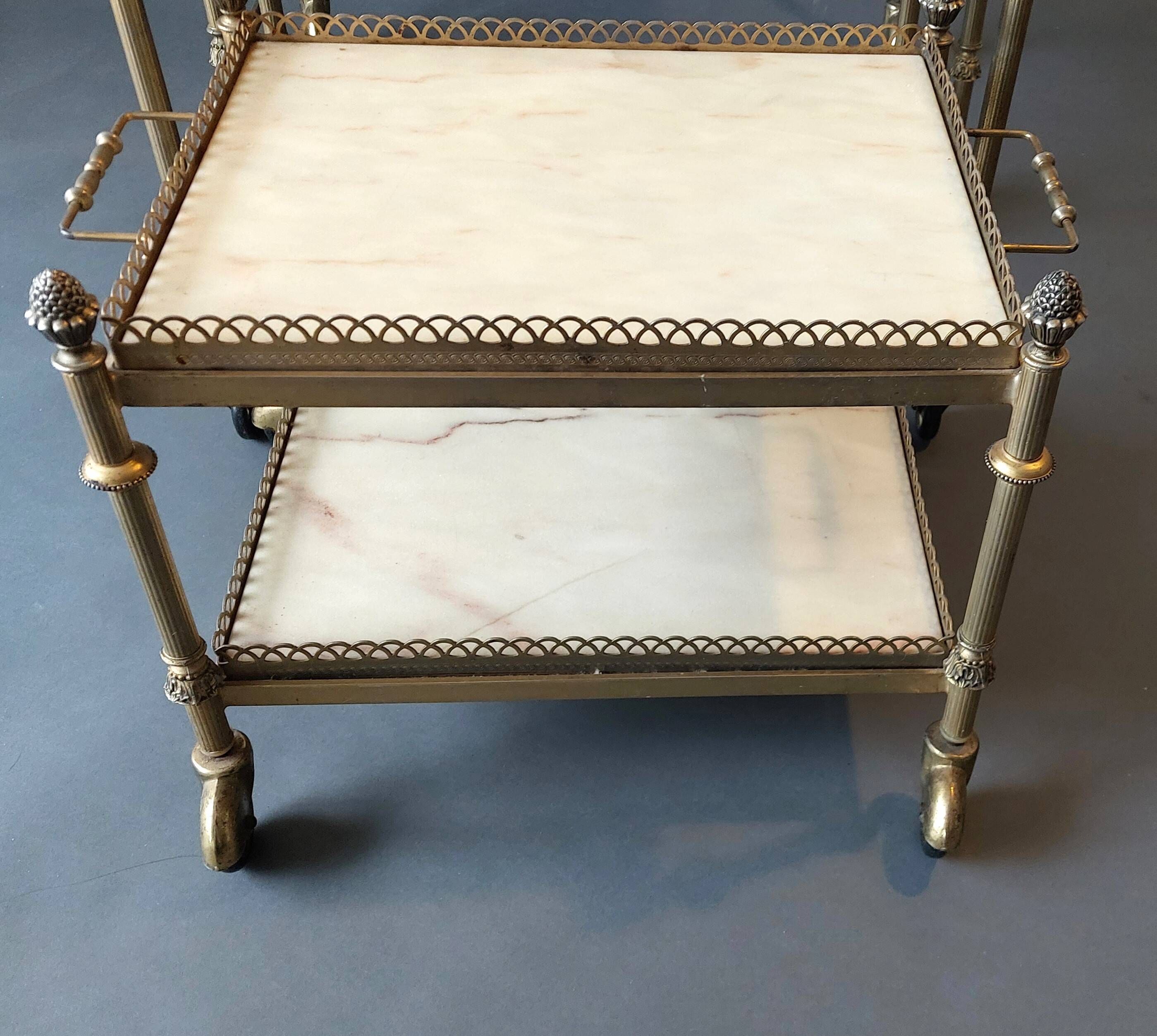 Neoclassical nesting trolleys in gilded brass and peach marble 1950/1960.