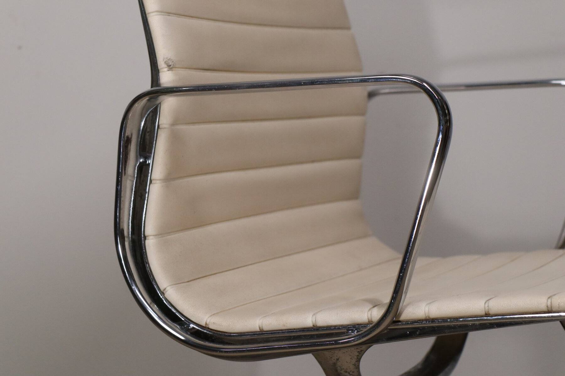Fauteuil EA 108 en cuir – Charles & Ray Eames – Herman Miller – 1960