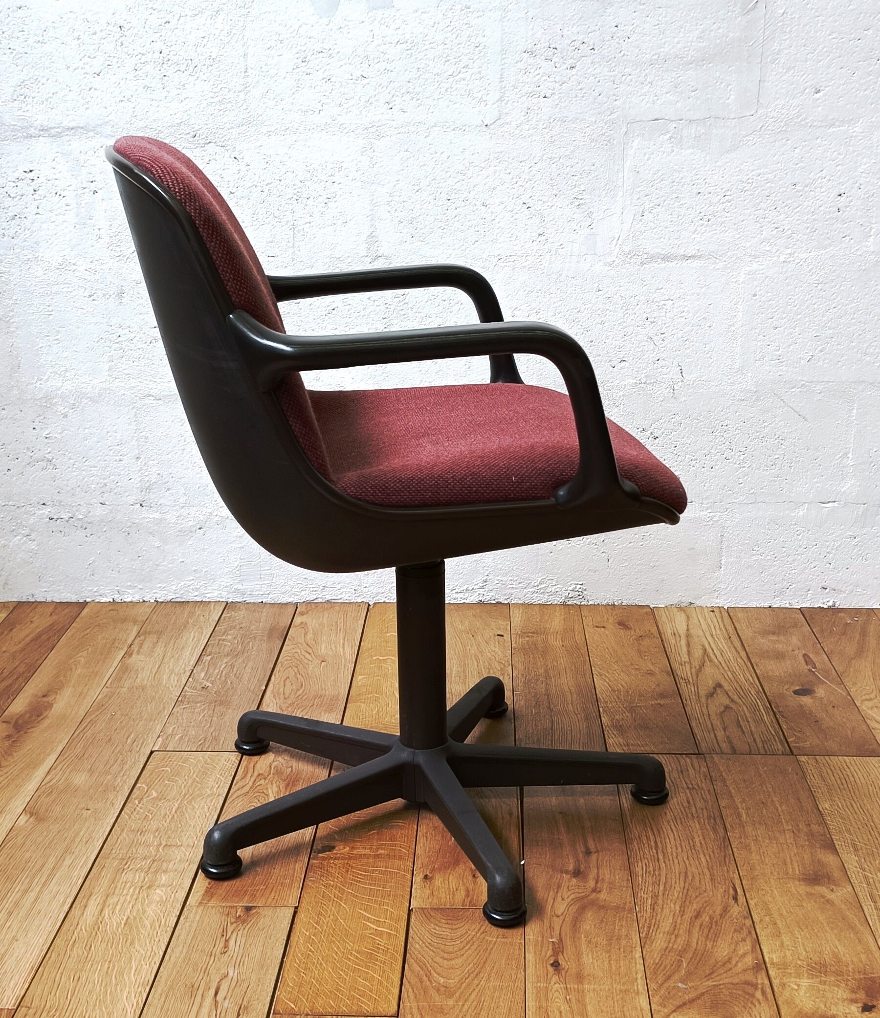 Comforto Armchair, International Furniture