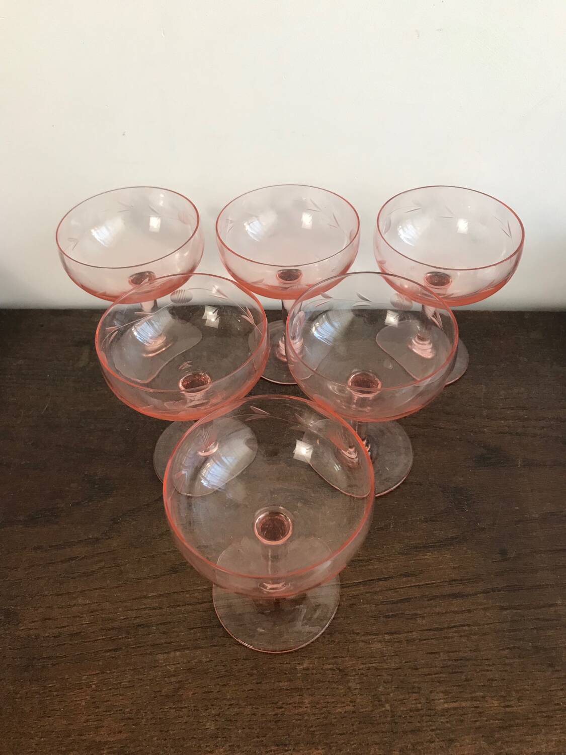 Champagne glass in pink glass with floral engraving