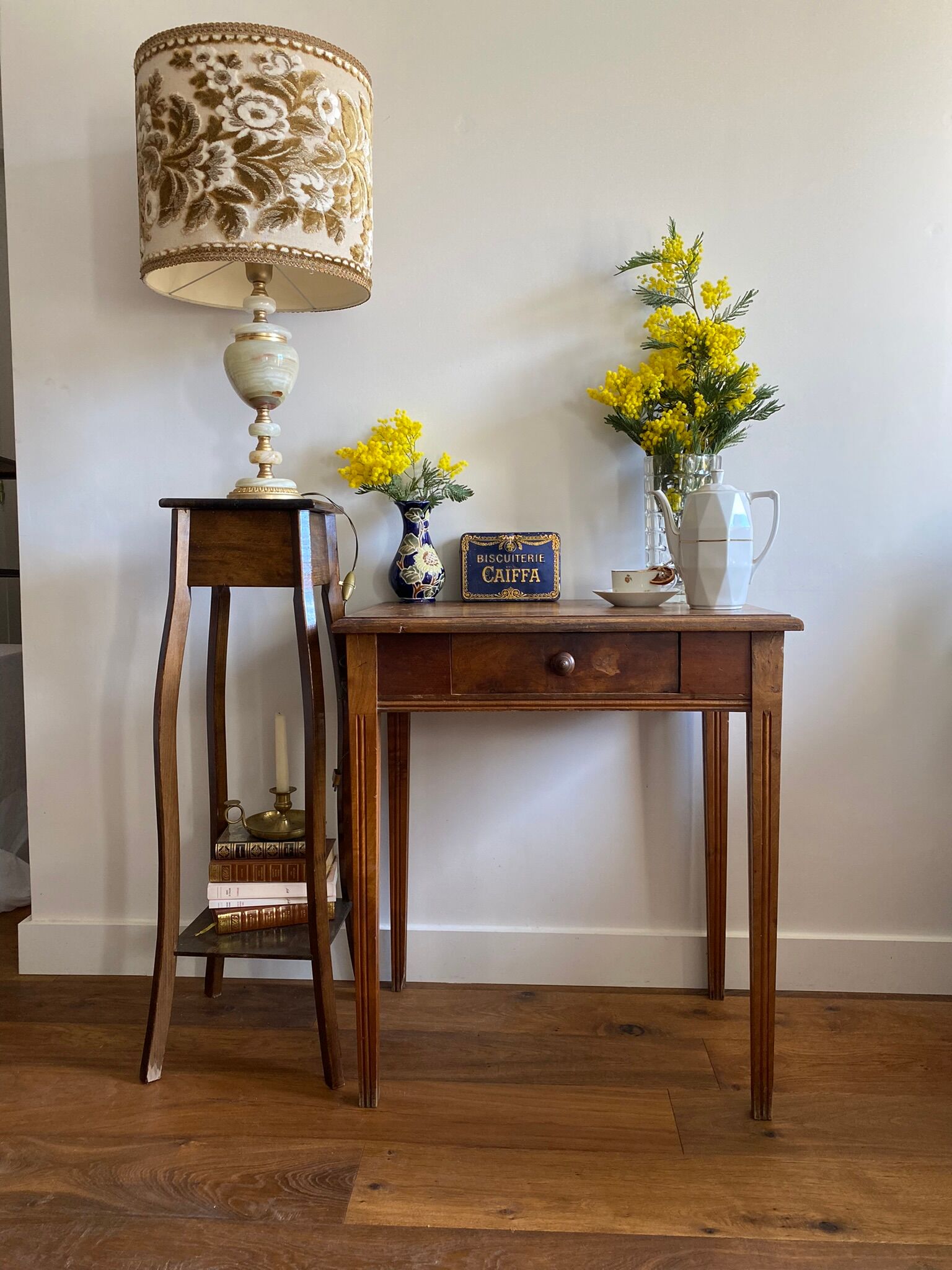 Antique table lamp in marble and tapestry