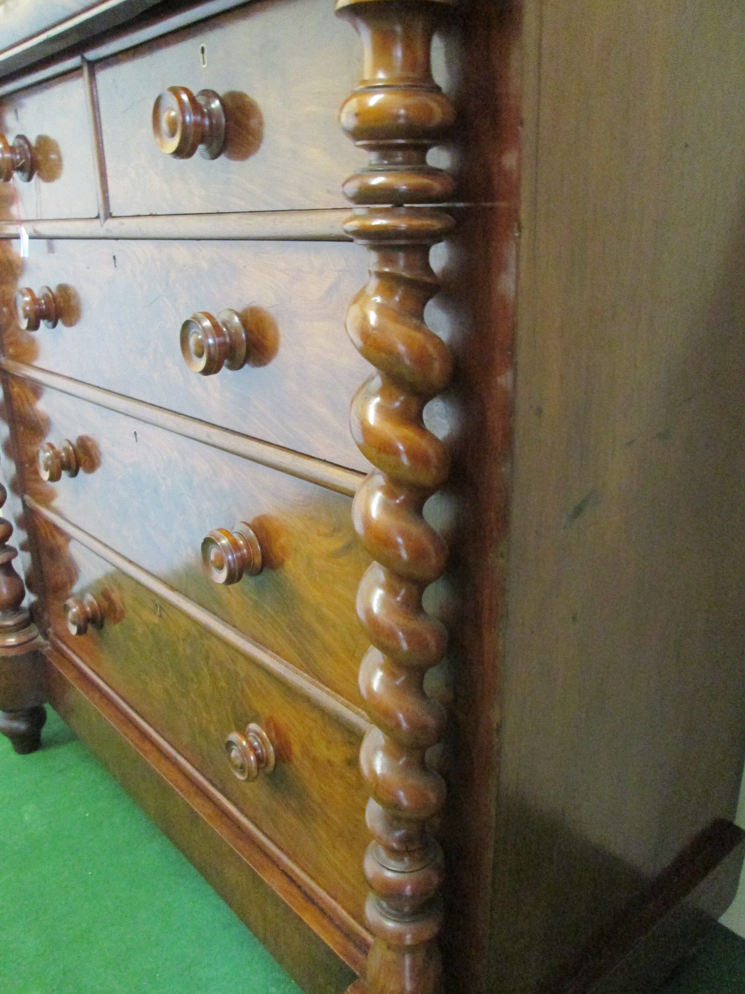 Scottish mahogany chest of drawers from 1880