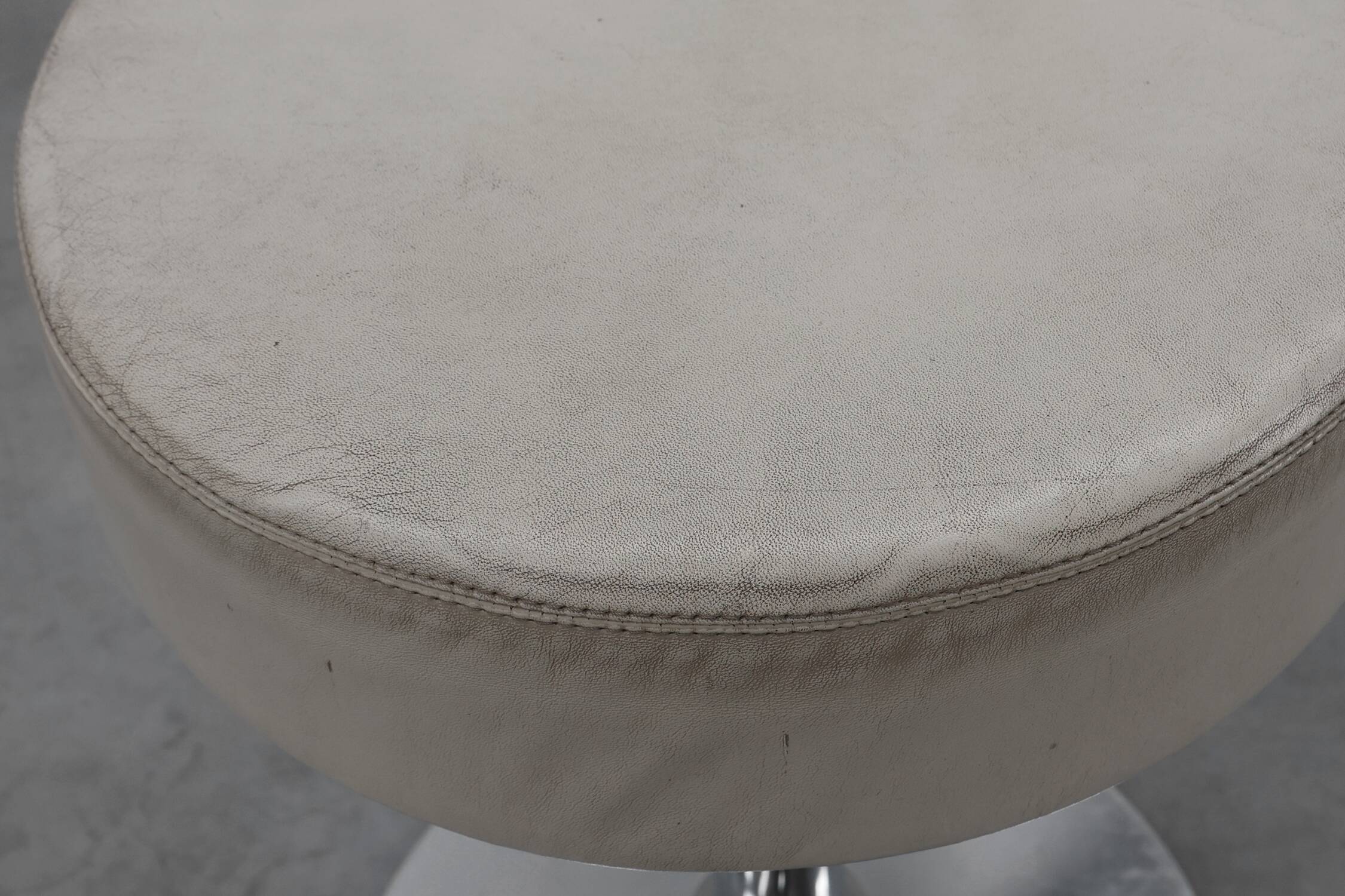 Vintage Mid-century design stool in chrome with white leather seat, 1970s