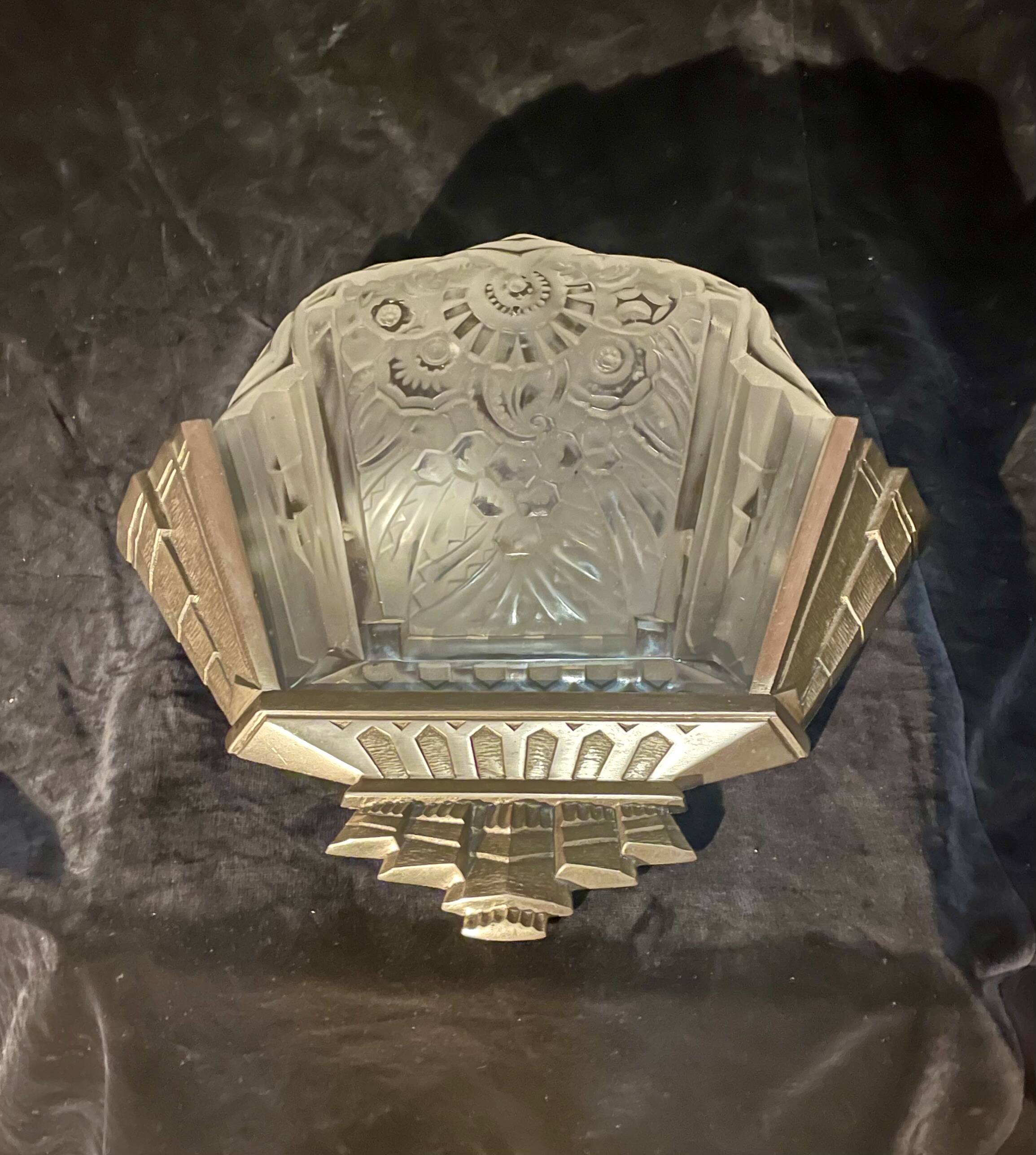 Art Deco wall light, signed "P. Maynadier", 1930s.