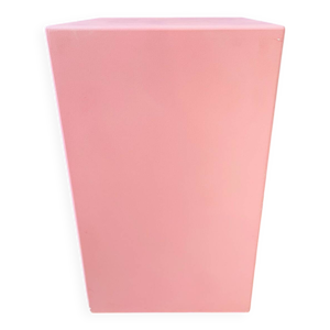 Podium rose en bois peint