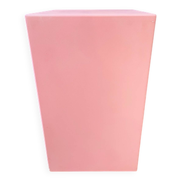 Podium rose en bois peint – Ancien décor de tournage