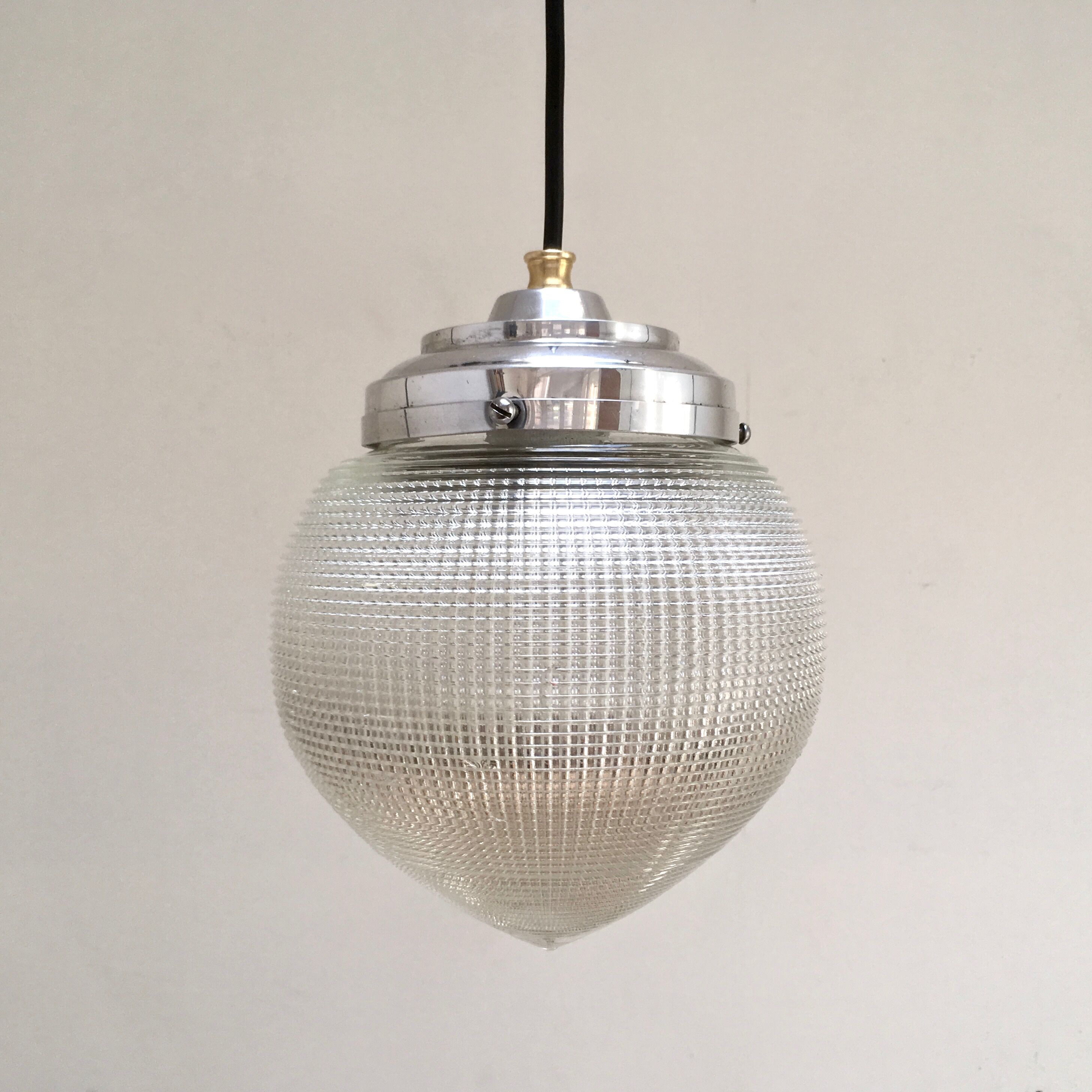 Paire de suspensions Holophane modèle goutte en verre strié circa 1940