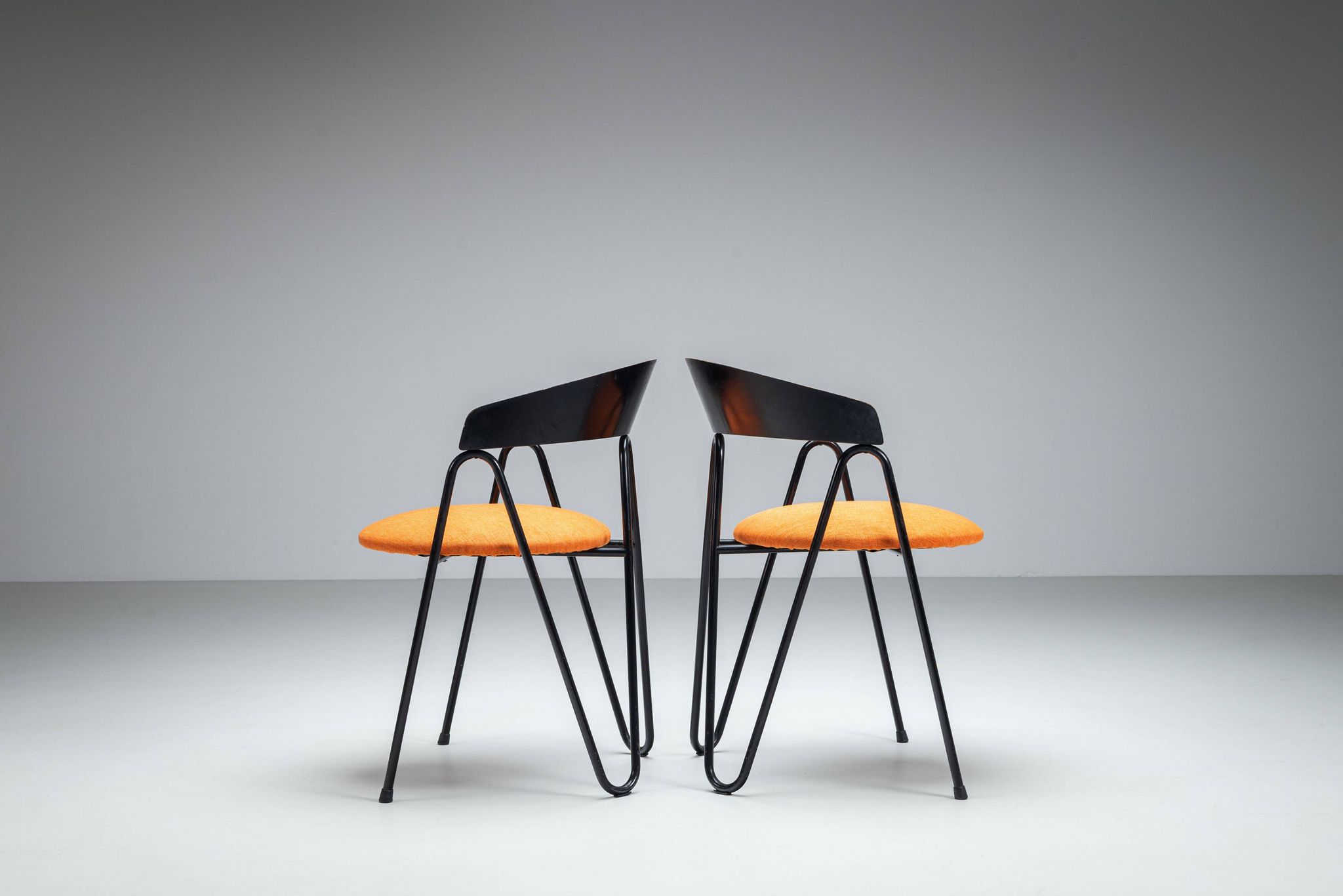 Une paire de chaises de style Memphis