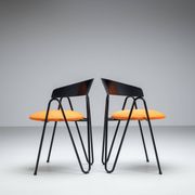Une paire de chaises de style Memphis