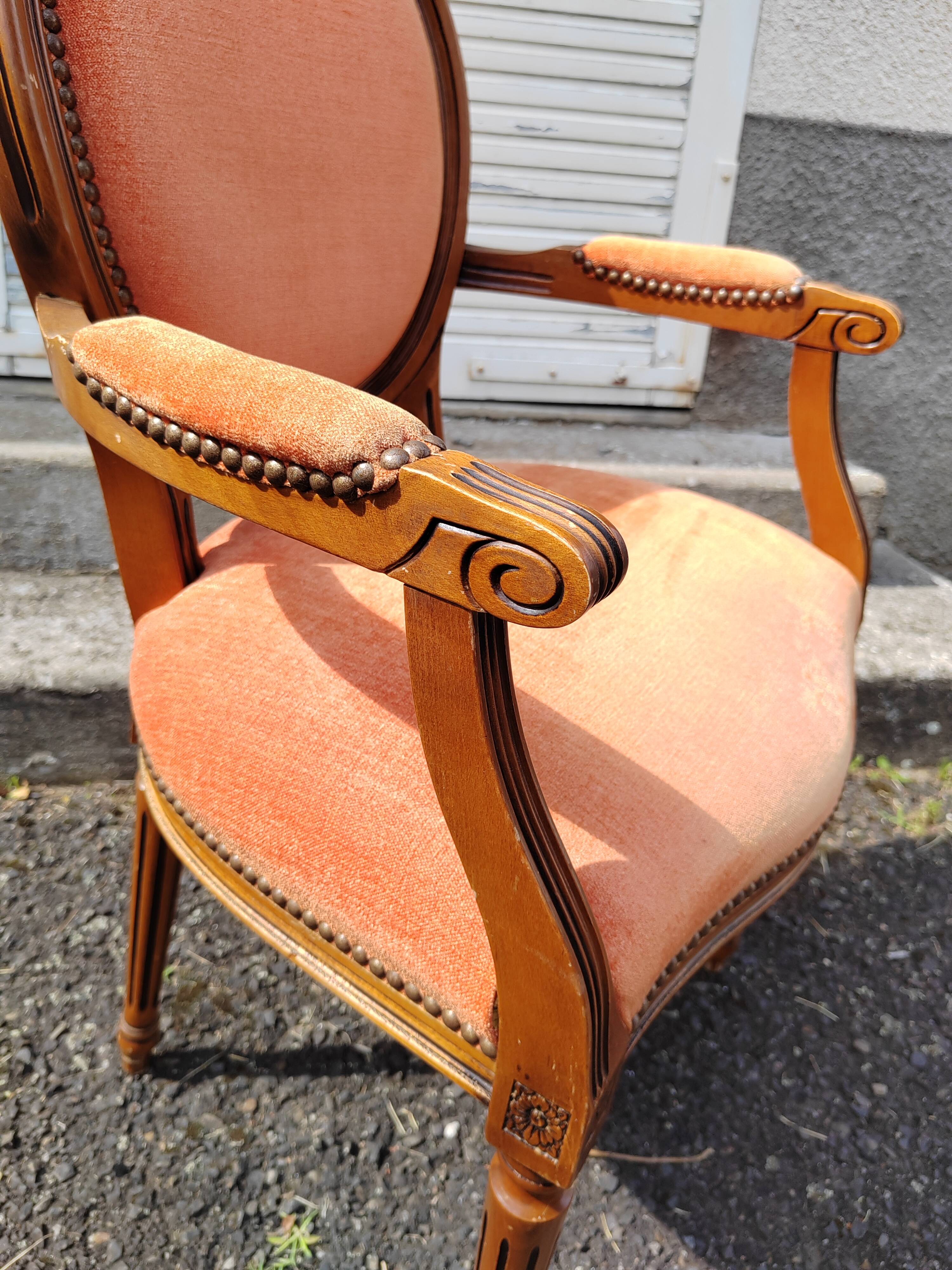Fauteuil médaillon tapissé orange