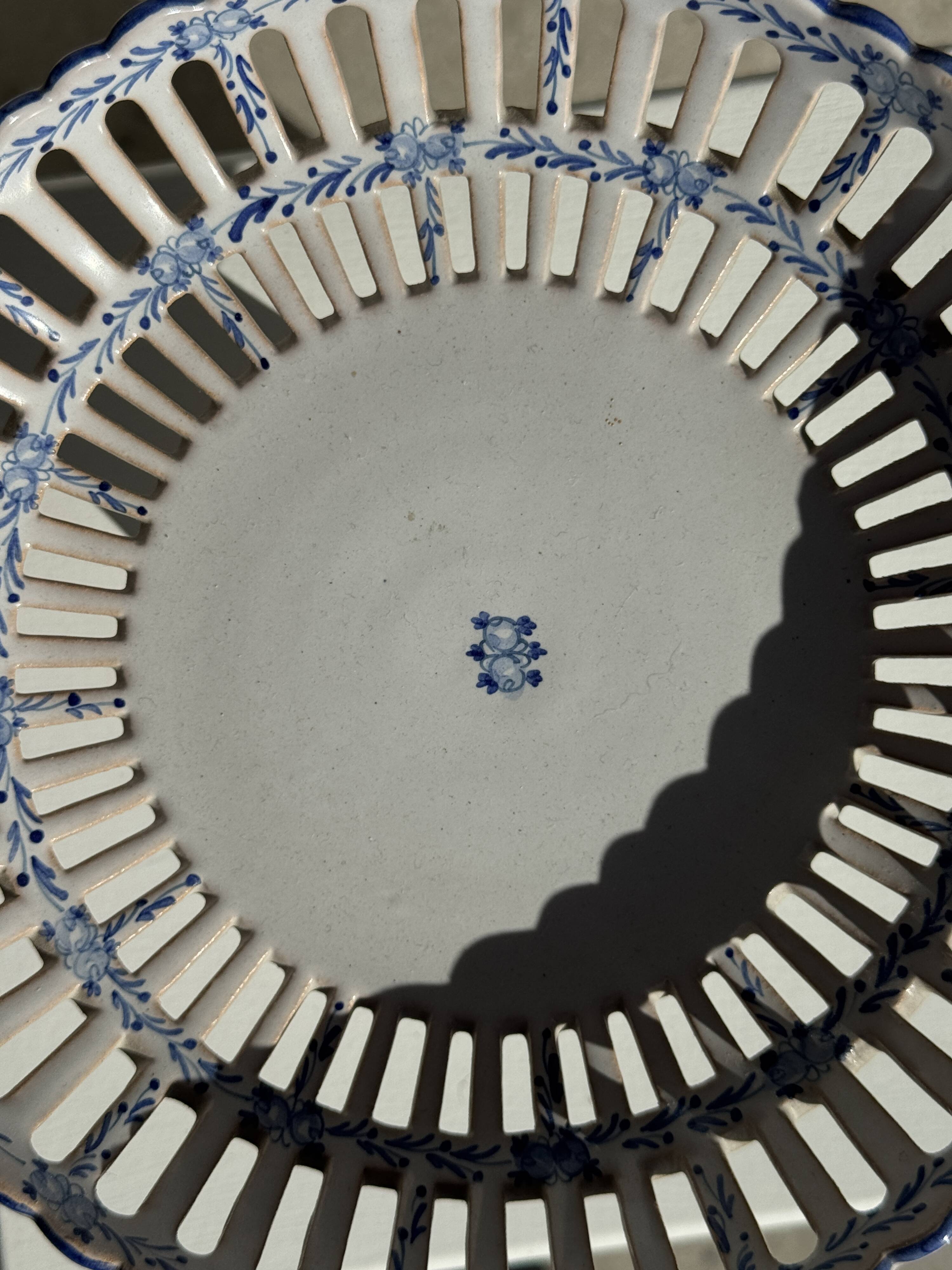 Fruit bowl with blue decorations in white earthenware from Malicorne Art H14