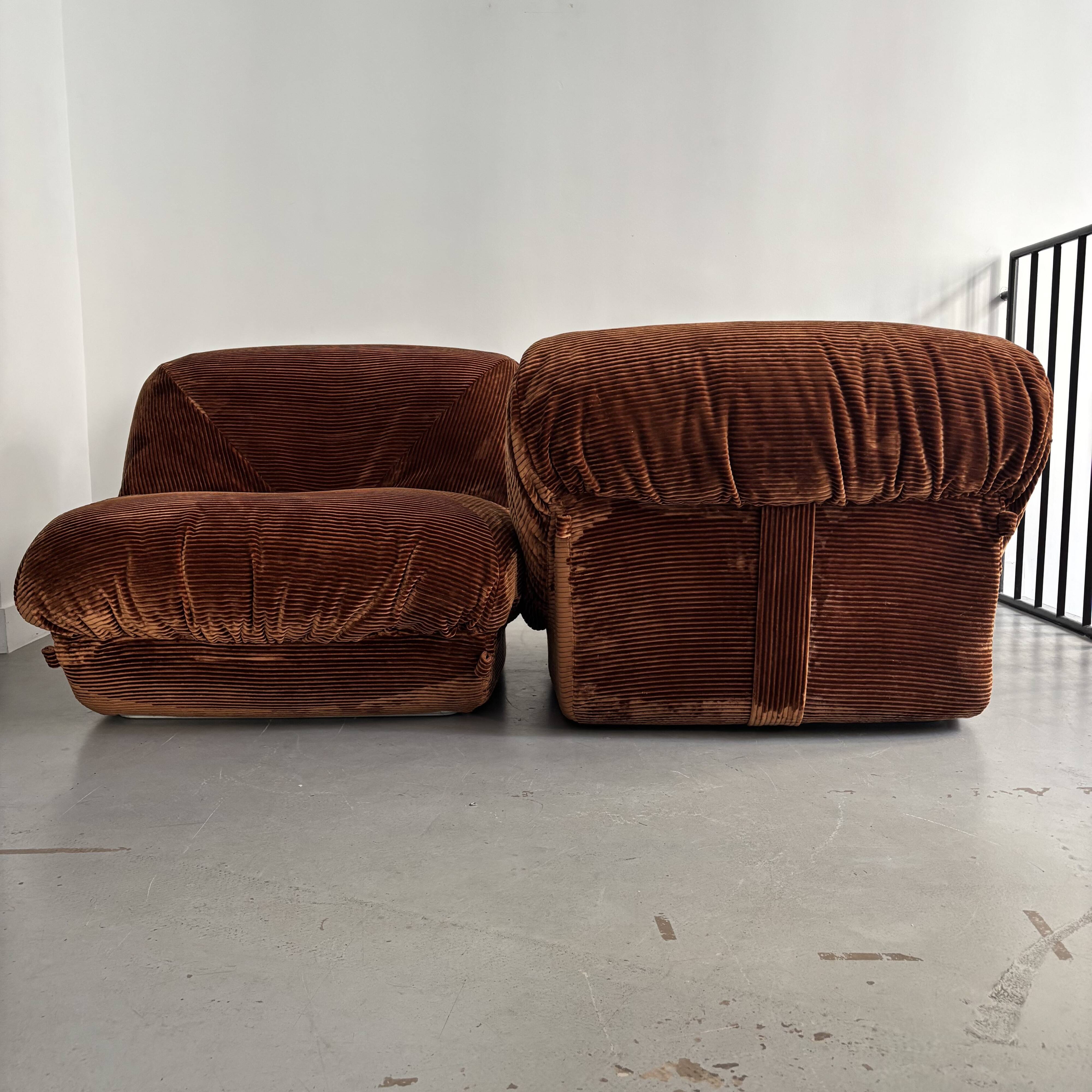 Paire de chauffeuses "patate" pour Airborne, années 70