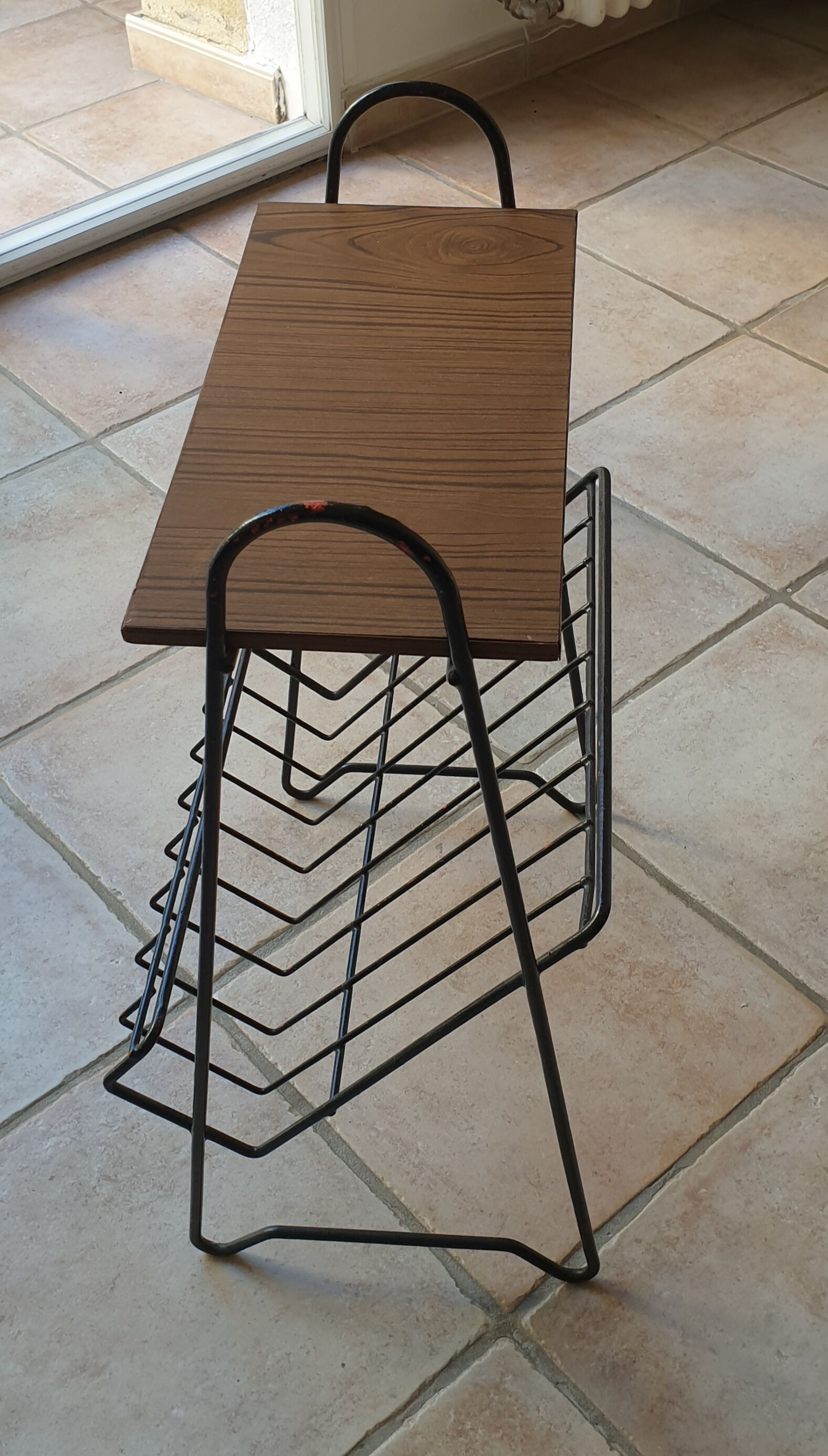 VINTAGE MAGAZINE HOLDER/END OF CANAPE