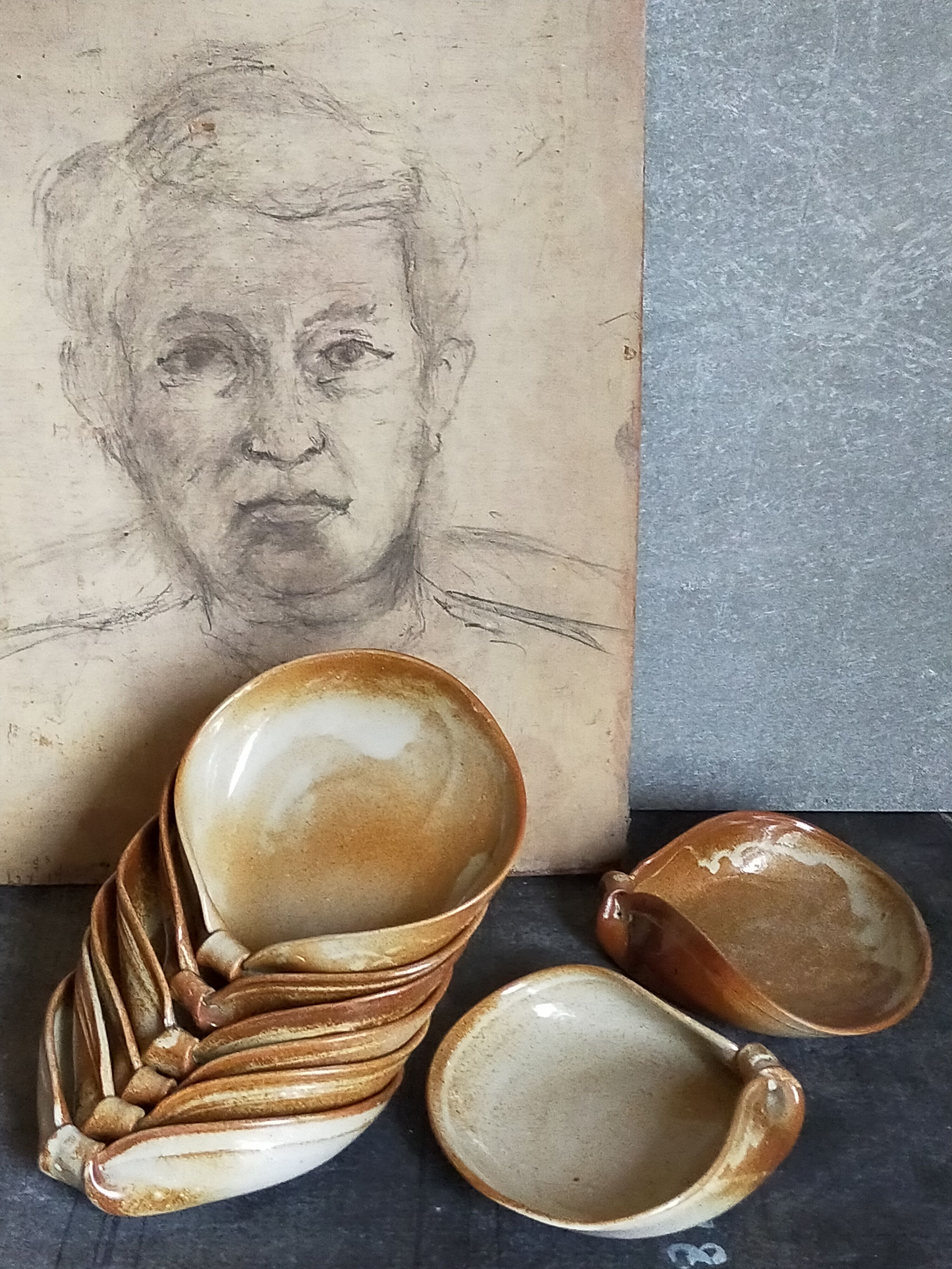 Huit ramequins "coquilles" grès de potier émaillé vintages