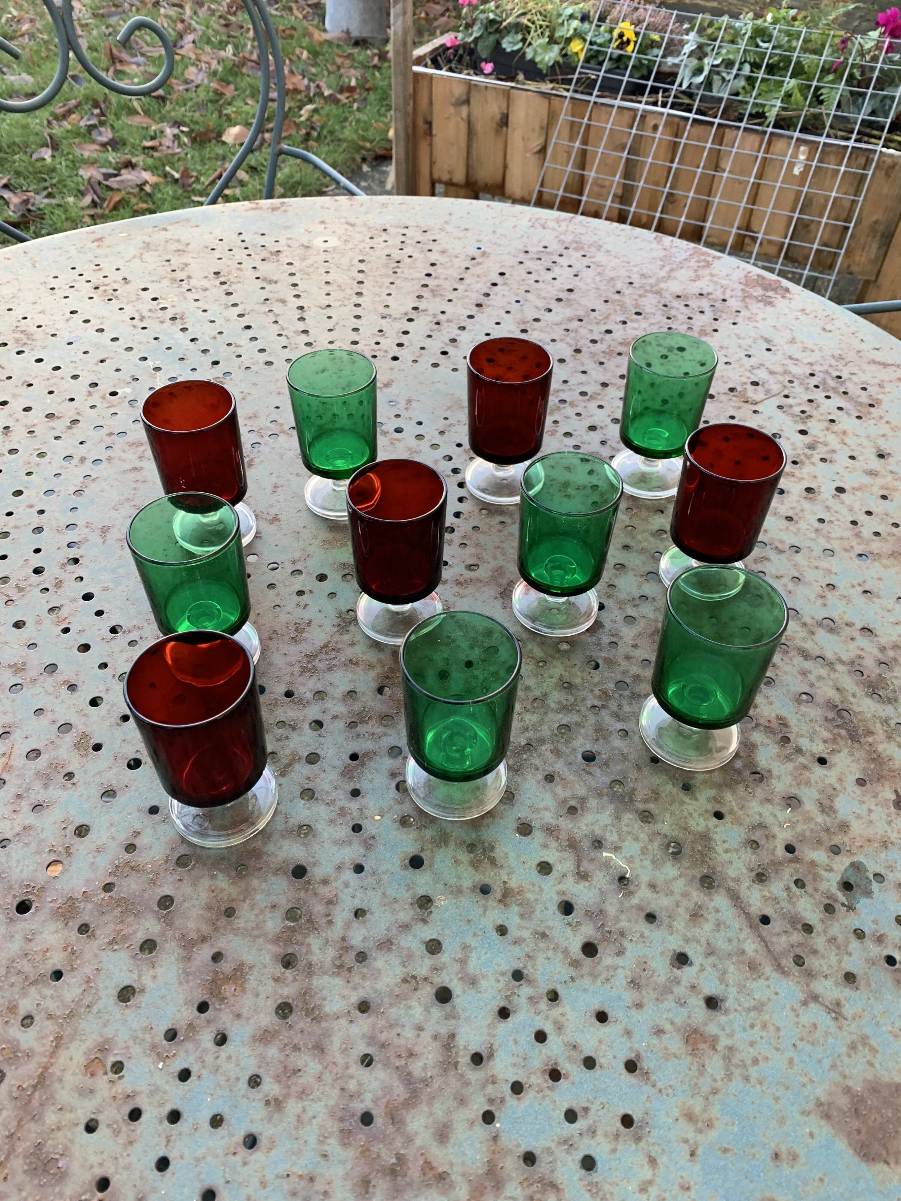 11 wine or aperitif glasses, 6 green and 5 red vintage 1970