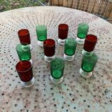 11 wine or aperitif glasses, 6 green and 5 red vintage 1970