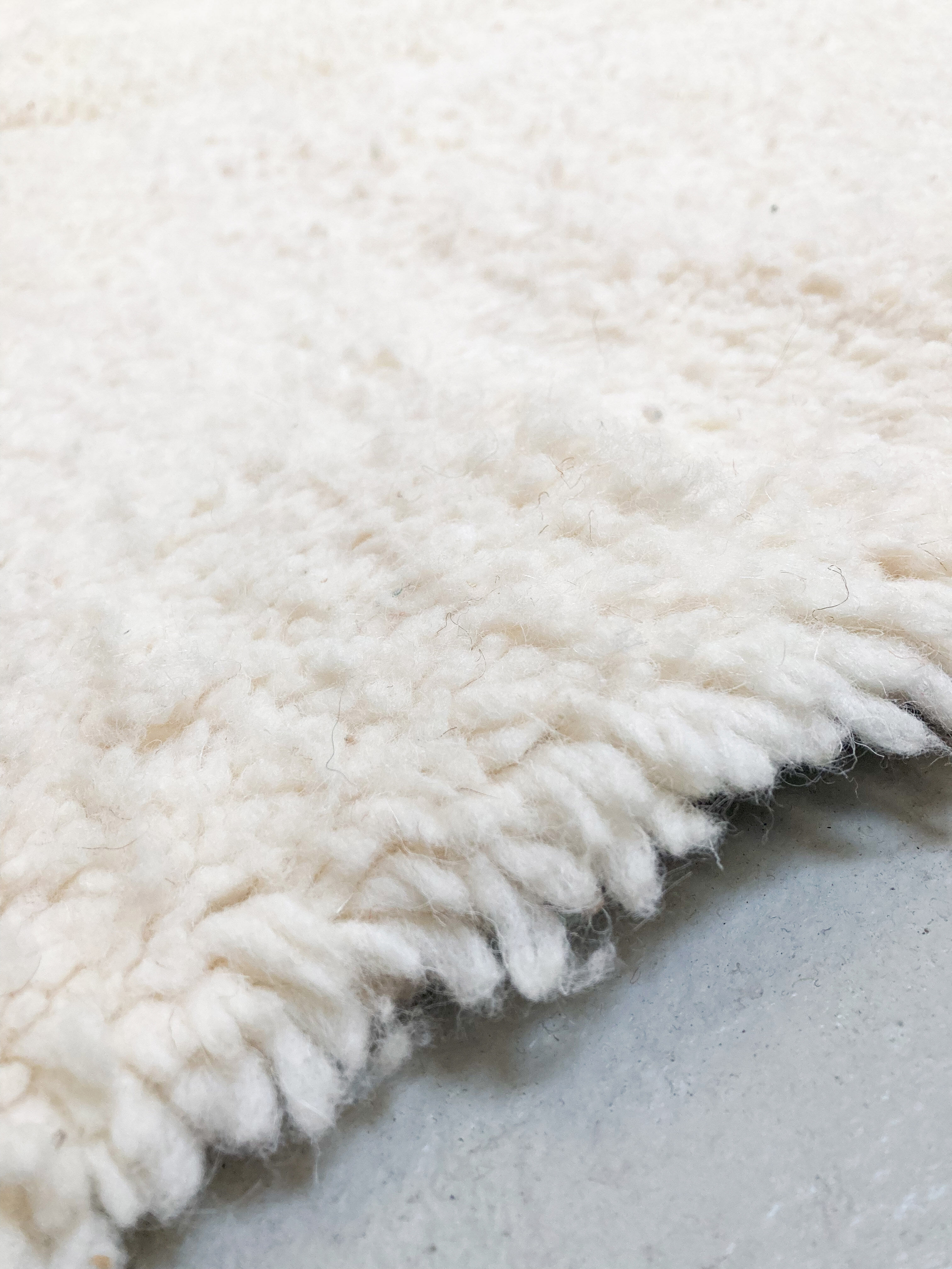 Moroccan Berber carpet beni ouarain unbleached diamonds engraved 355x253cm