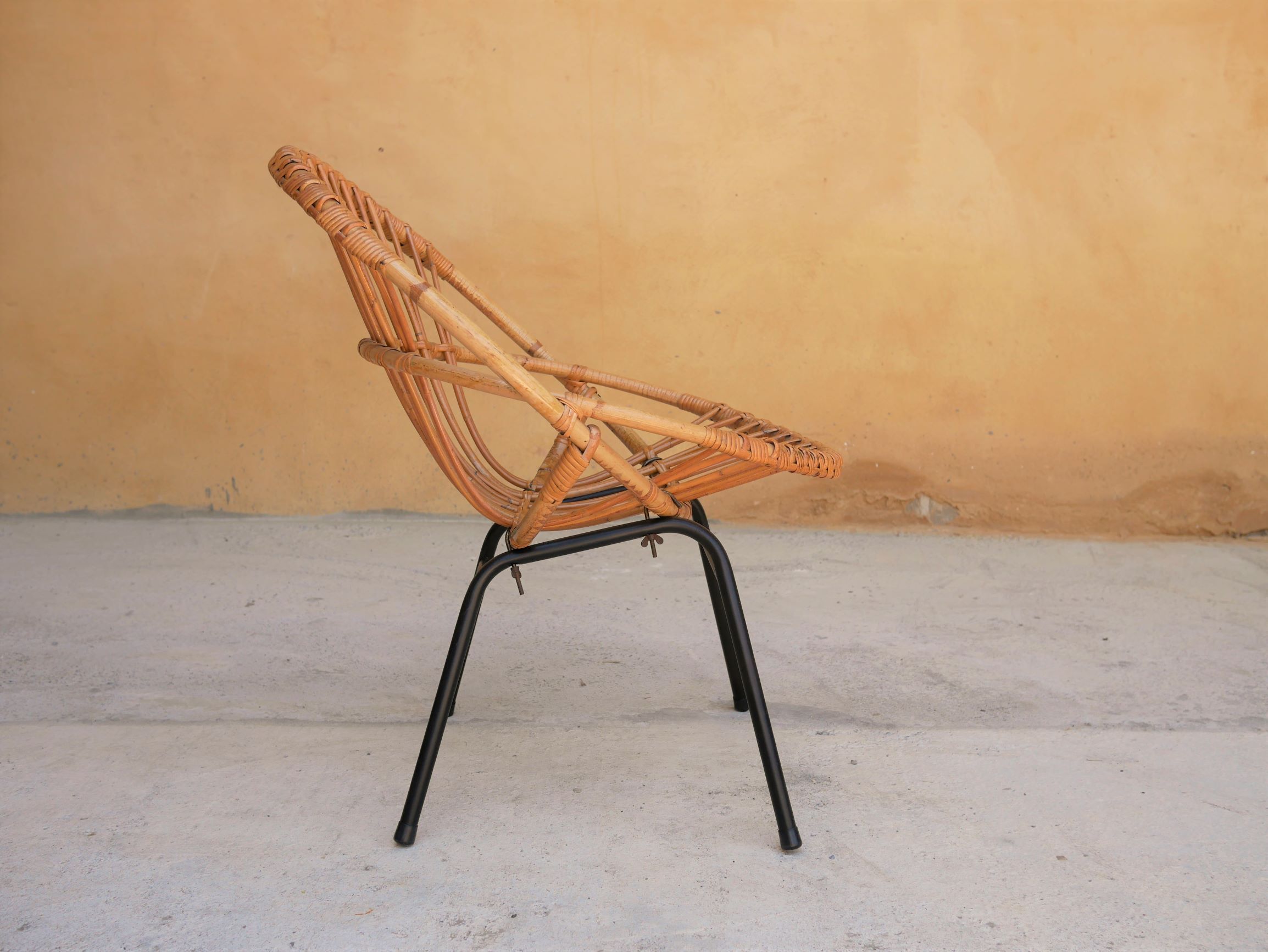 Vintage chair in rattan feet metal