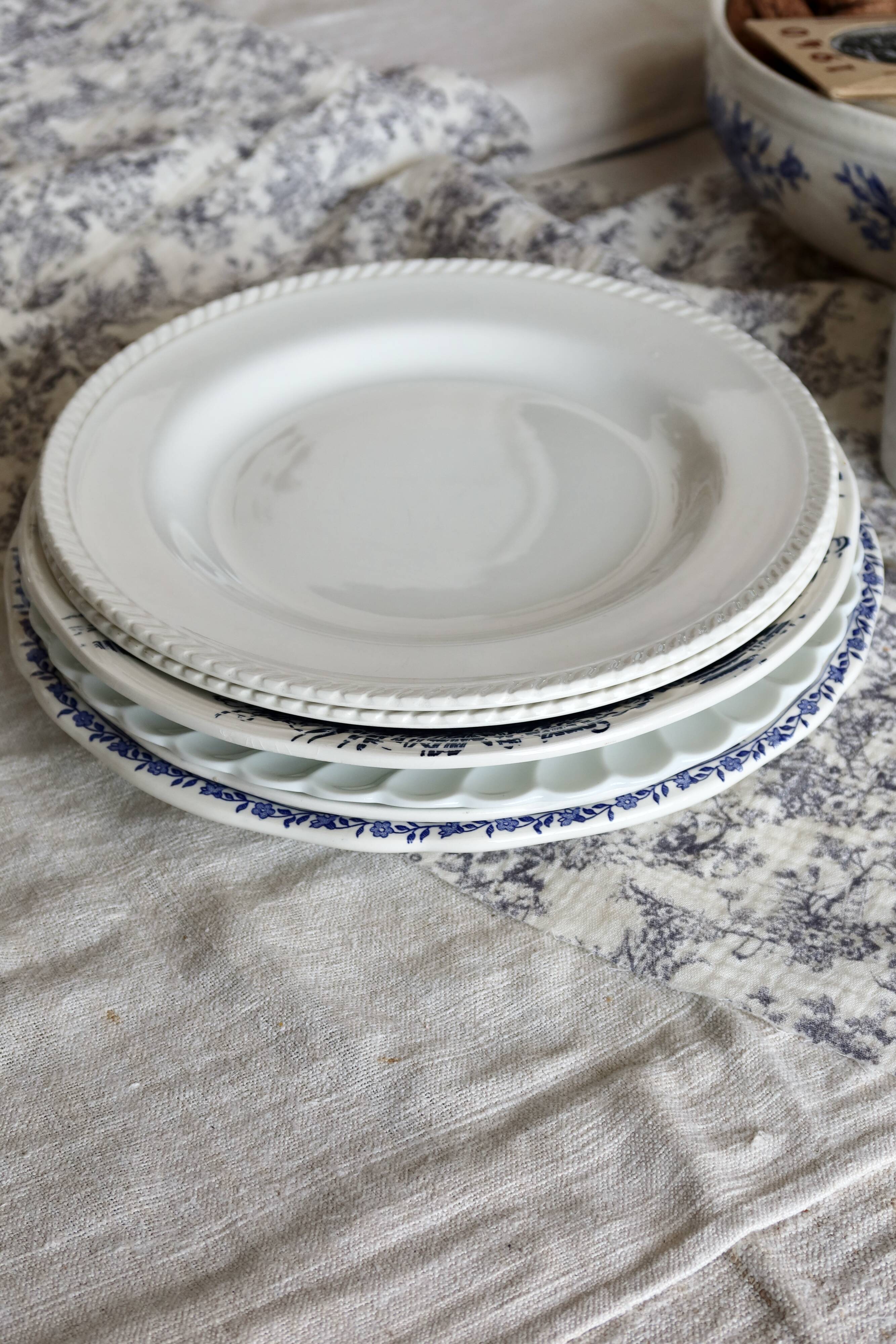 6 vintage mismatched blue and white porcelain dinner plates - Lot r