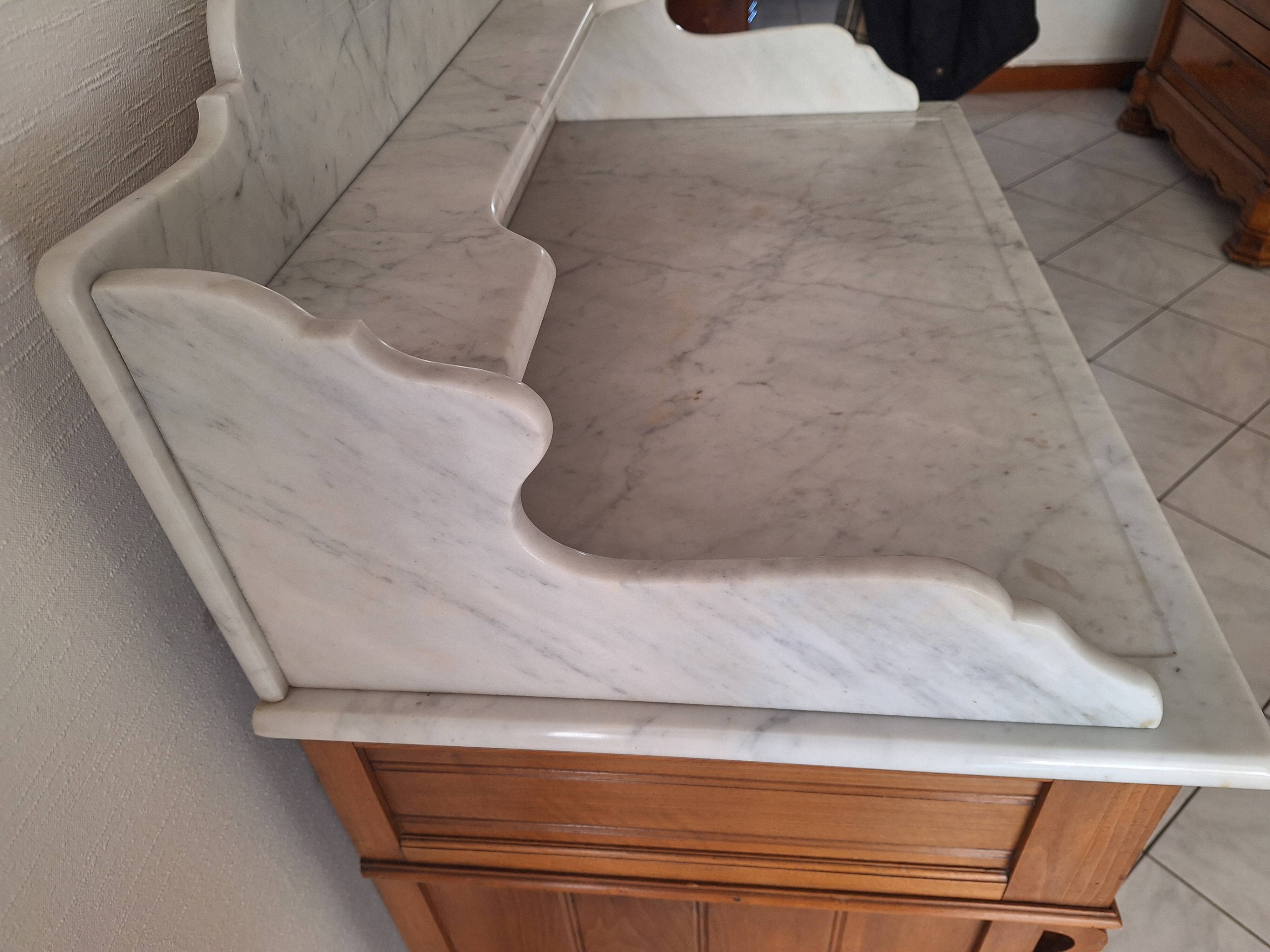 Ancien meuble de salle de bain avec marbre