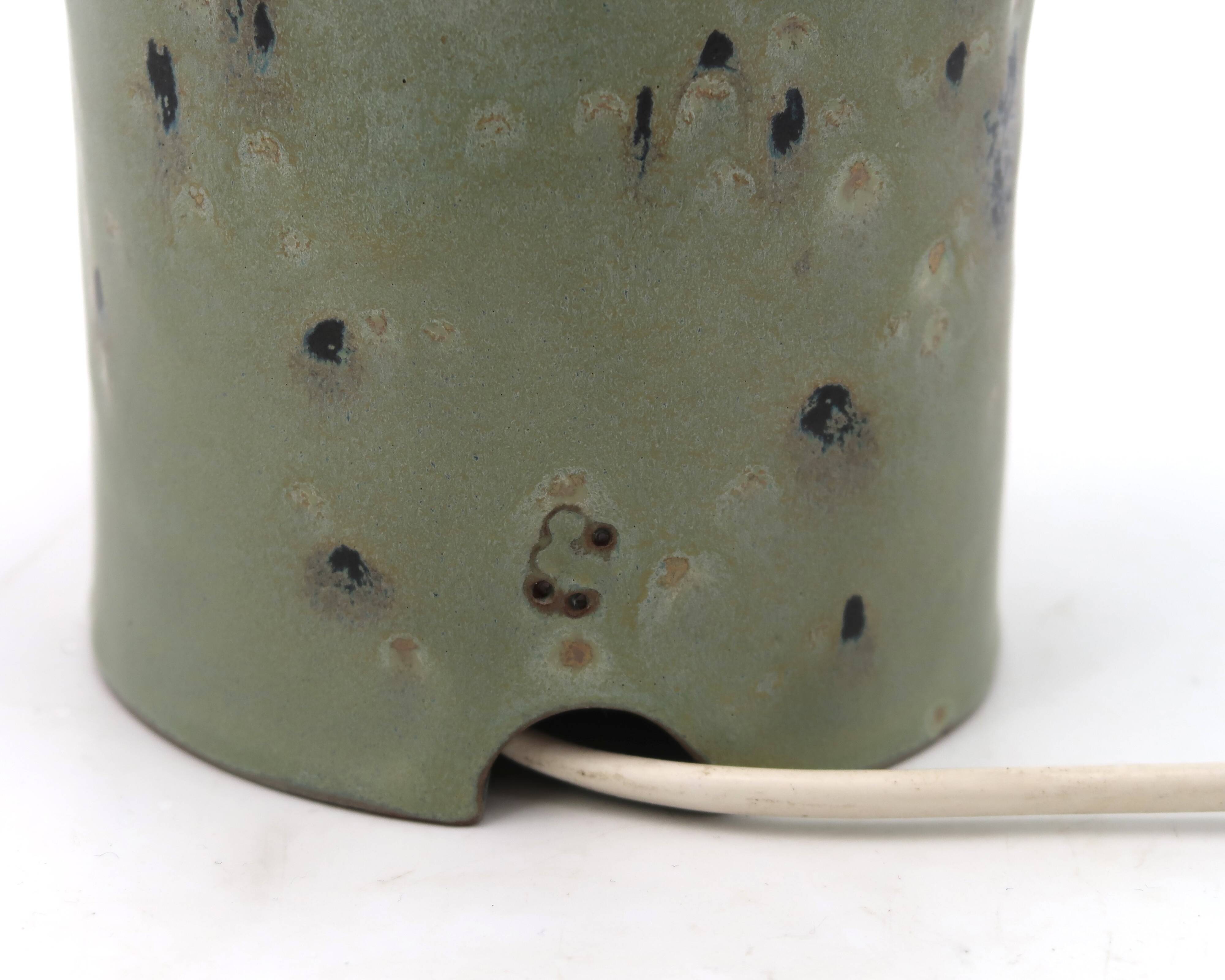 Organic sculptural accent lamp in green ceramic