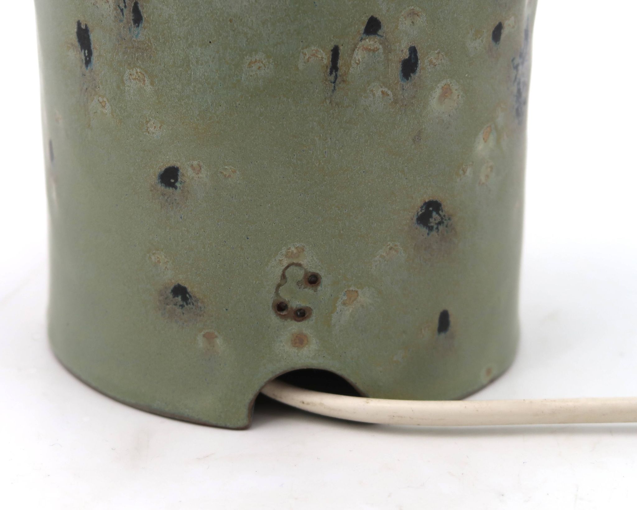 Organic sculptural accent lamp in green ceramic