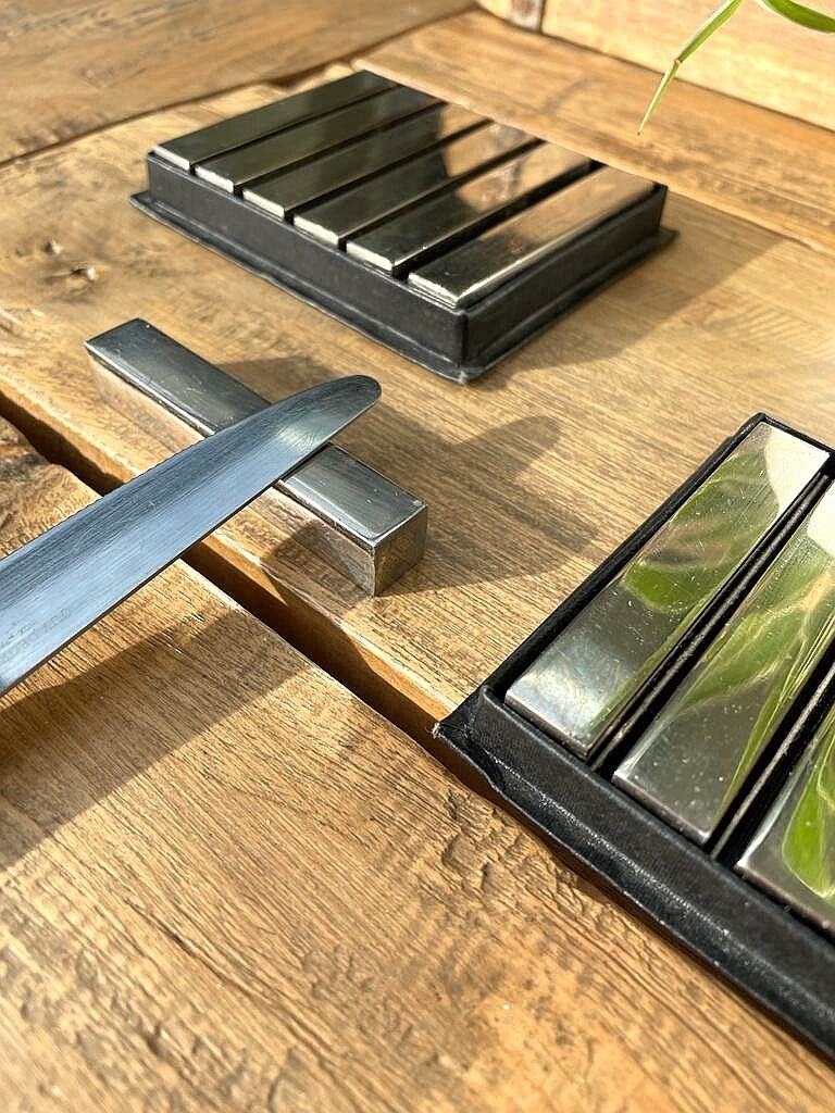 Set of 12 metal knife holders