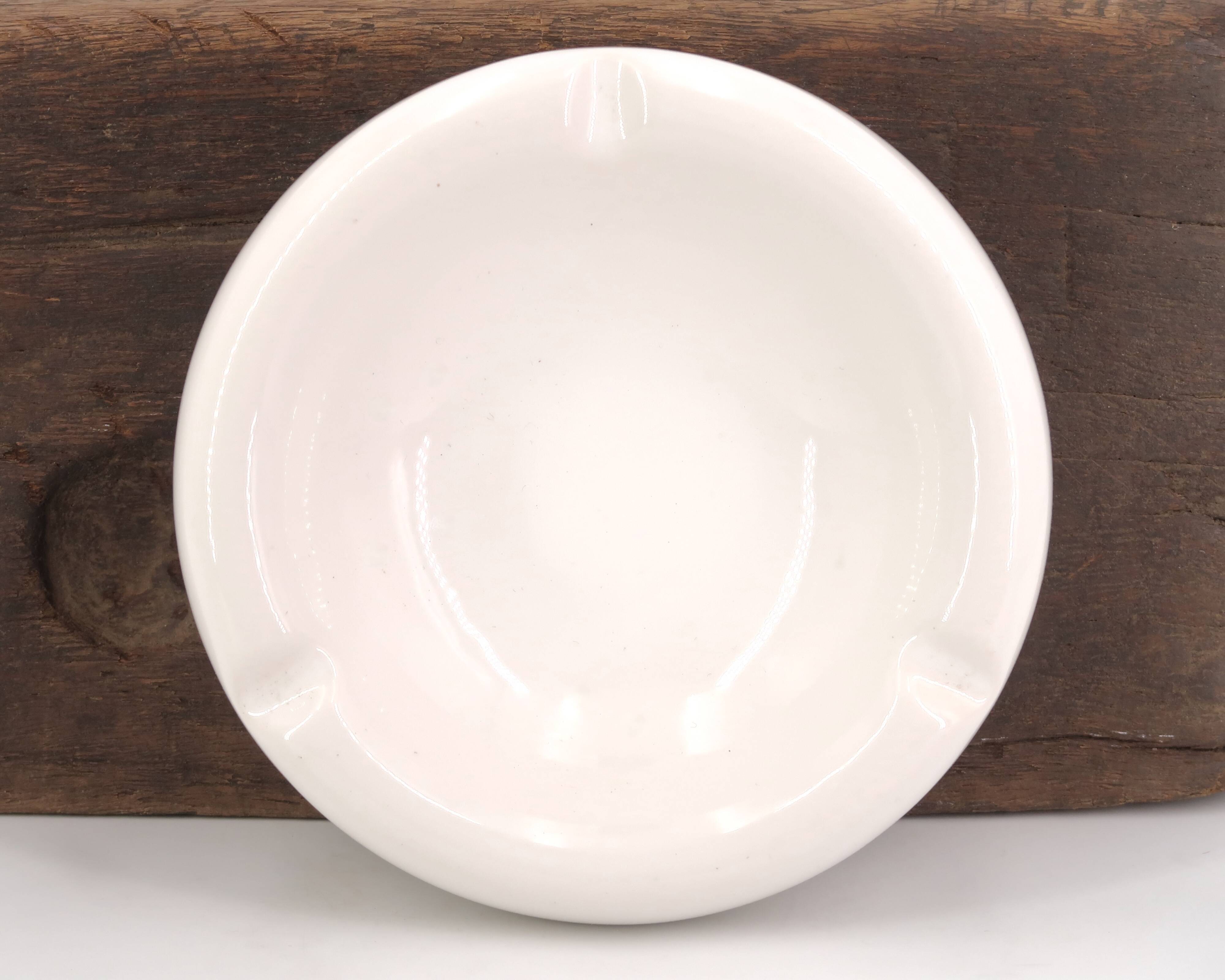 Imposing white ashtray signed in ceramic, 1970s