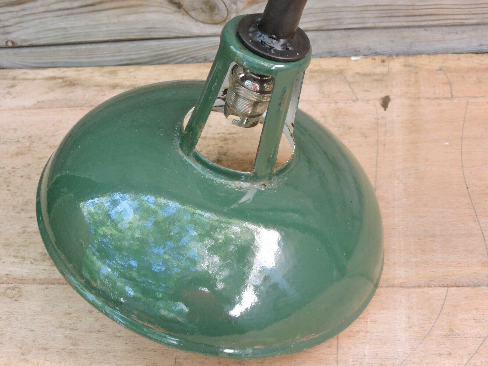 Enamelled swan collar lamp