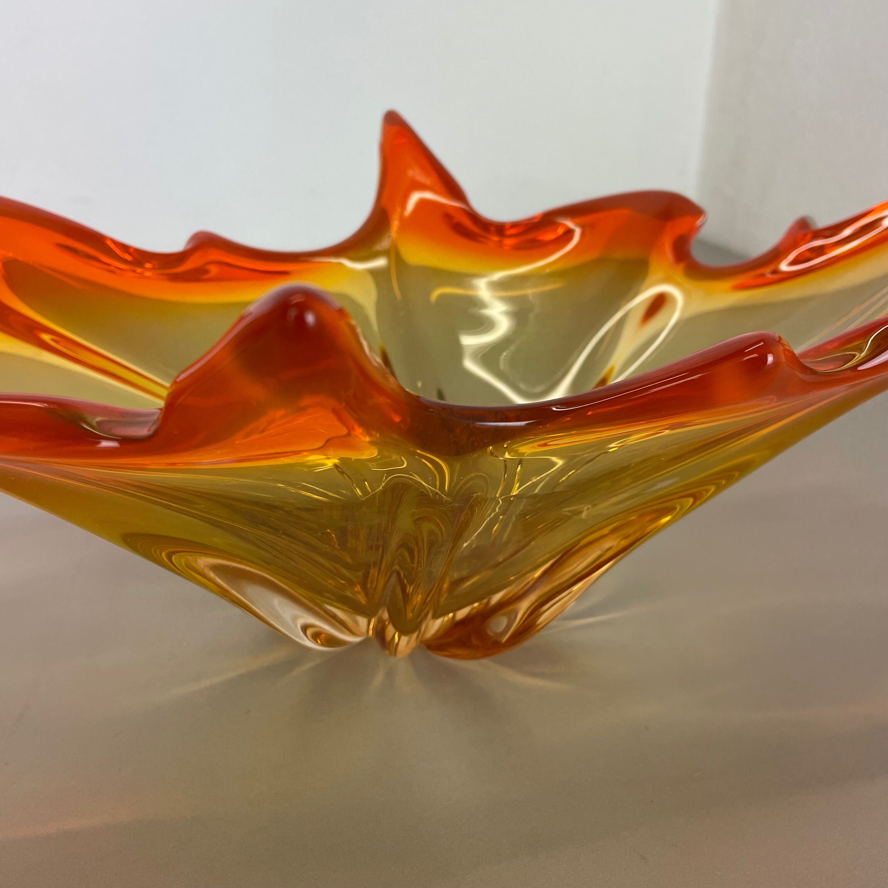 1,9kg Murano Glass "Centerpiece" 50cm Bowl Shell Element Murano, Italy, 1970