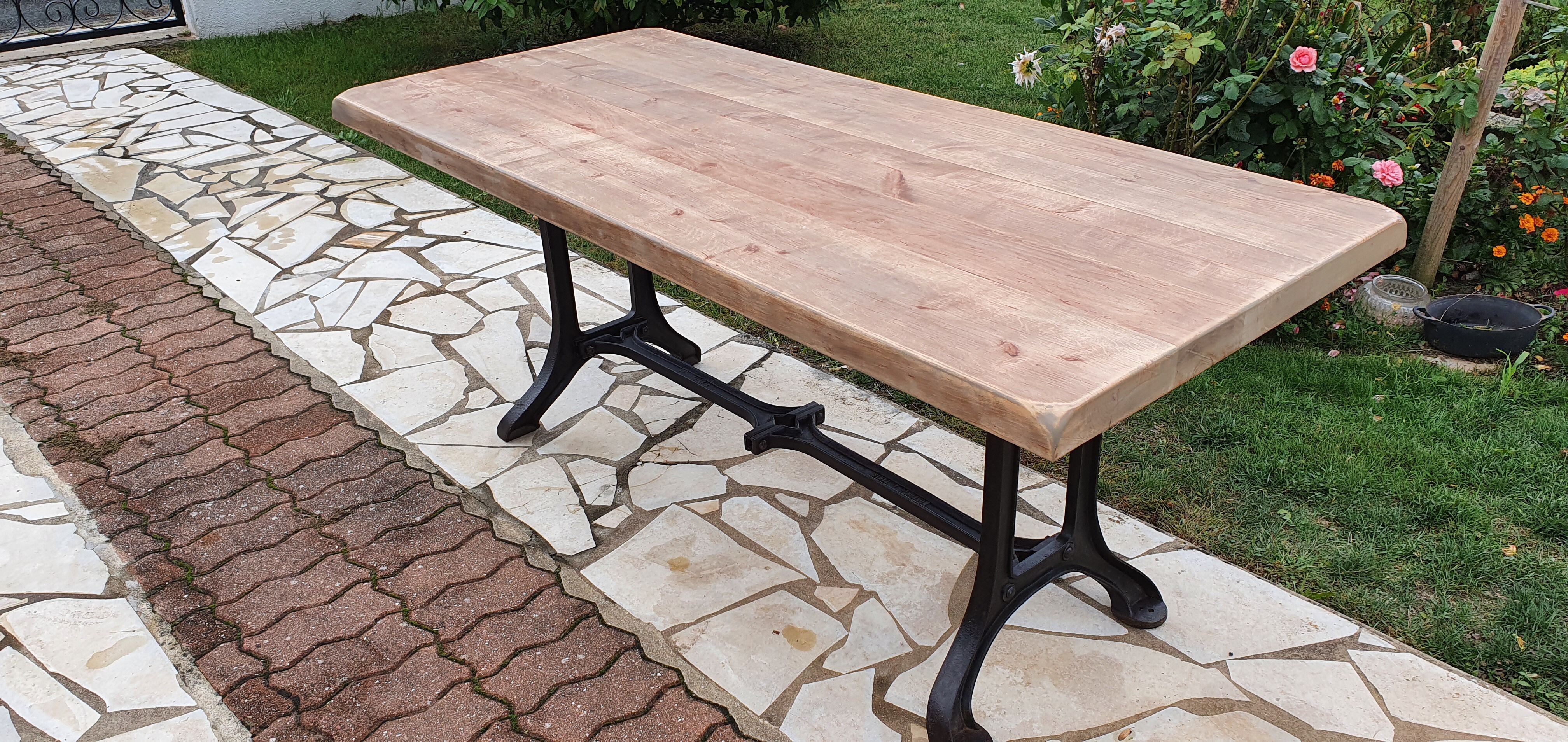 Industrial table cast iron feet and solid wood