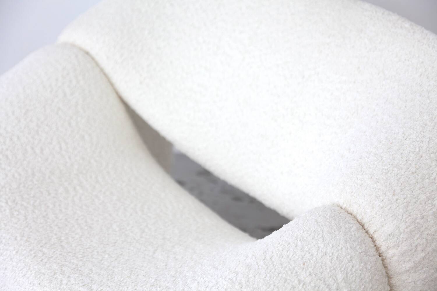 Fauteuil Groovy boucle blanc cassé par Pierre Paulin