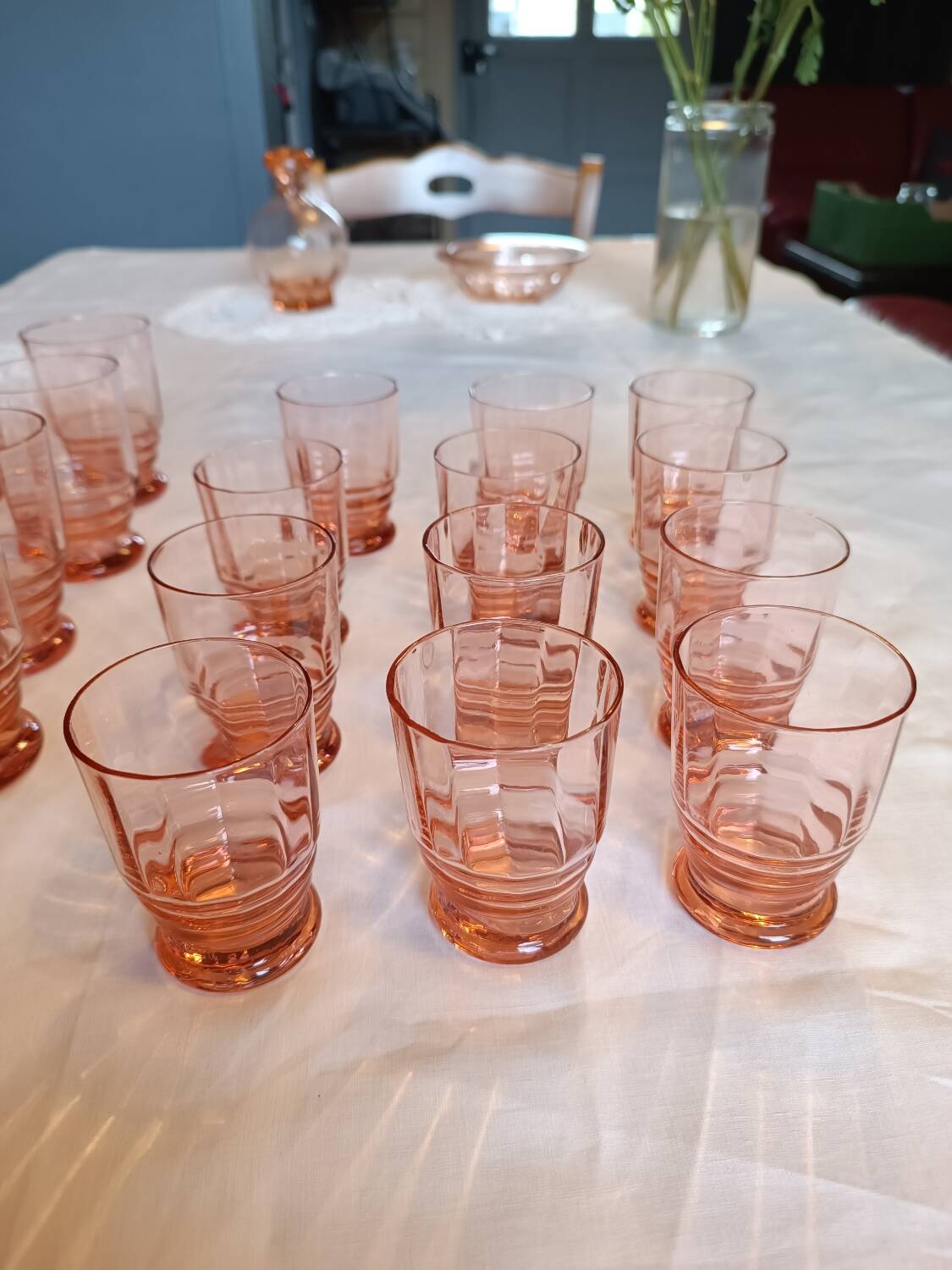 Art Deco glassware set in pink glass, 22 pieces