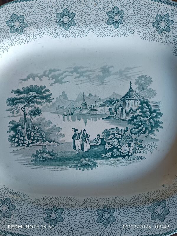 grand plat et assiettes en faience XIXème décor au chinois