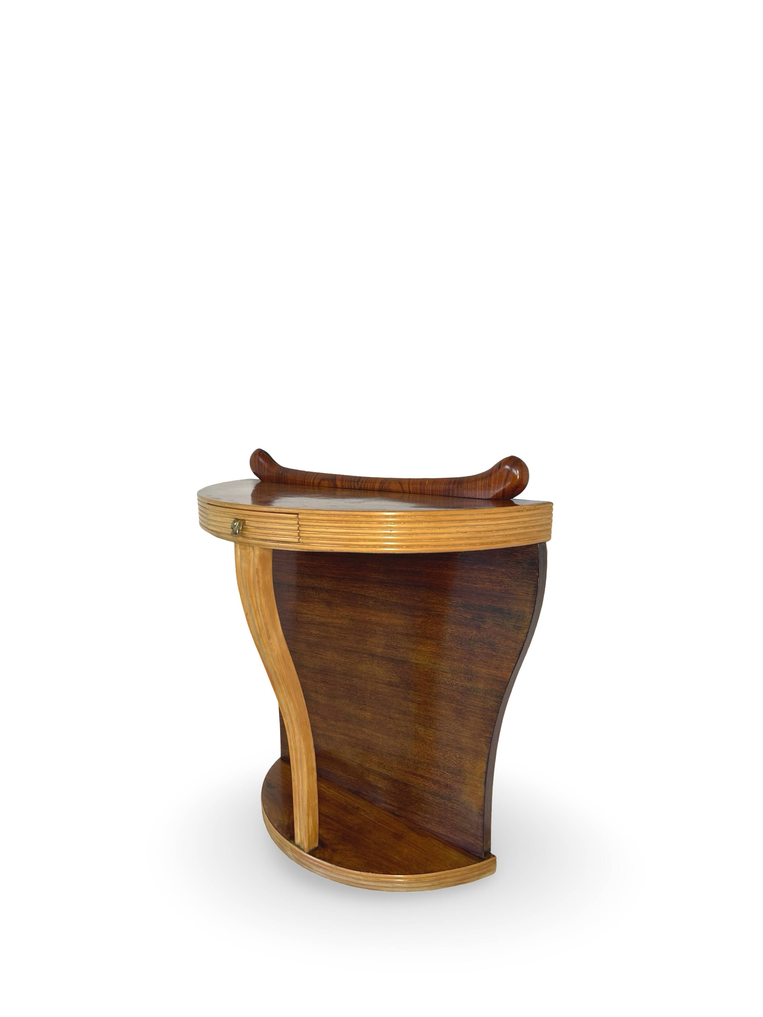 Console Art Déco moderne du milieu du siècle, dans le style de Paolo Buffa.