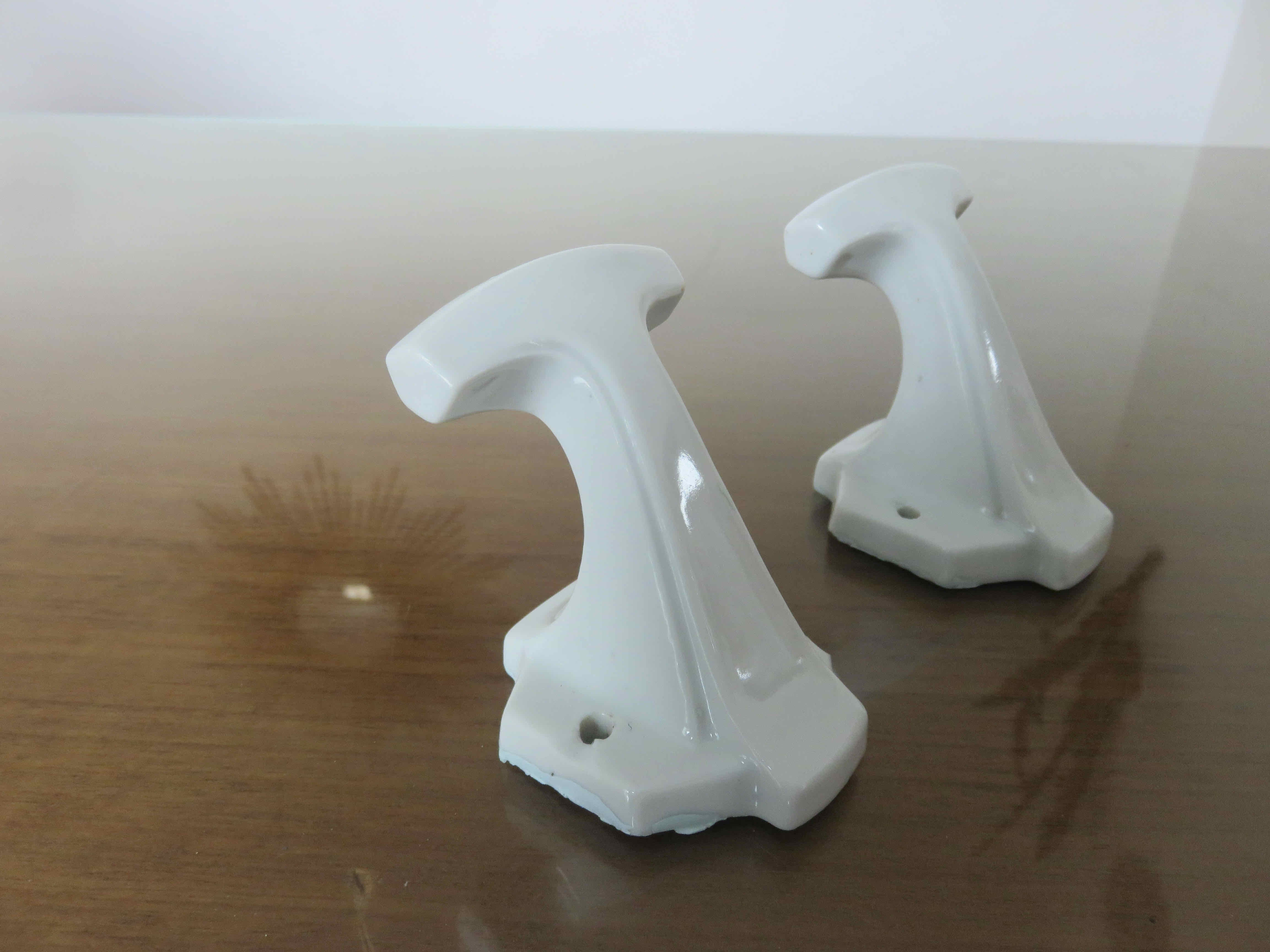 Paire de patères en porcelaine blanche Art Deco années 30 40