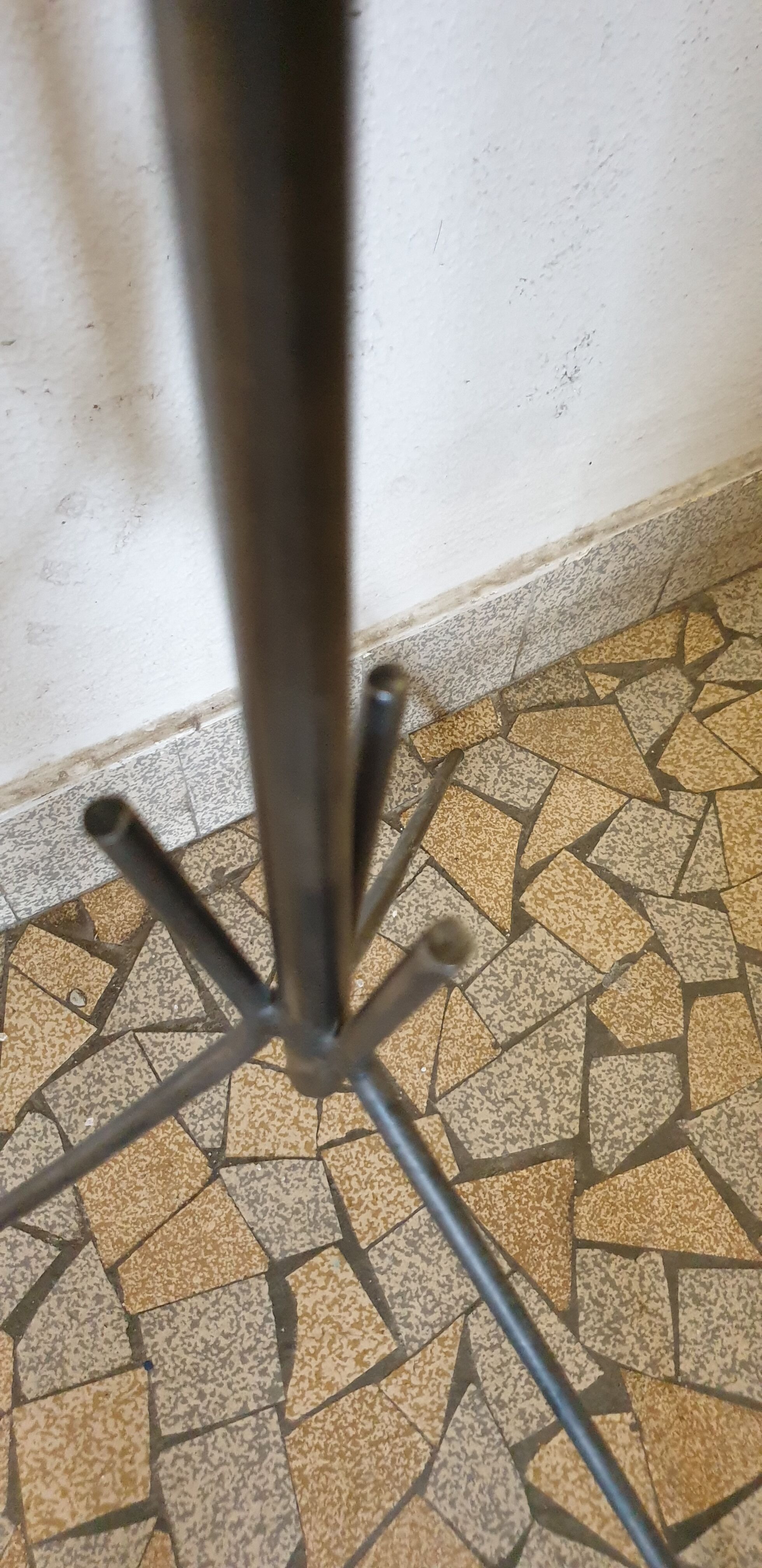 Piètement métallique tripode années 50