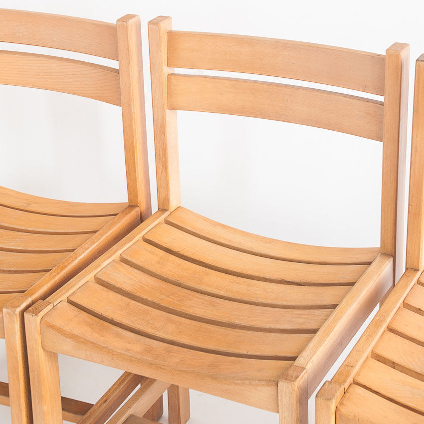 Suite de six chaises en hêtre massif dessinées par André Sornay - France, 1960