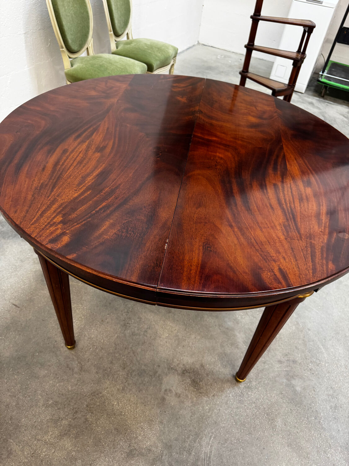 Extendable mahogany round table in Louis XVI style