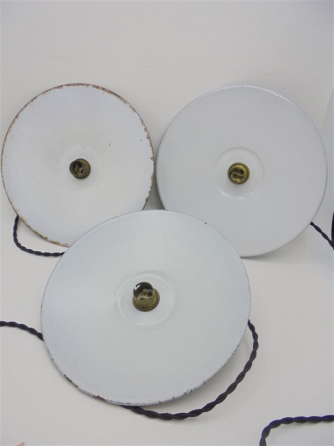 Trio of enamelled sheet metal suspensions