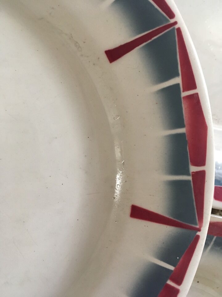 Matching flat plates in red and blue